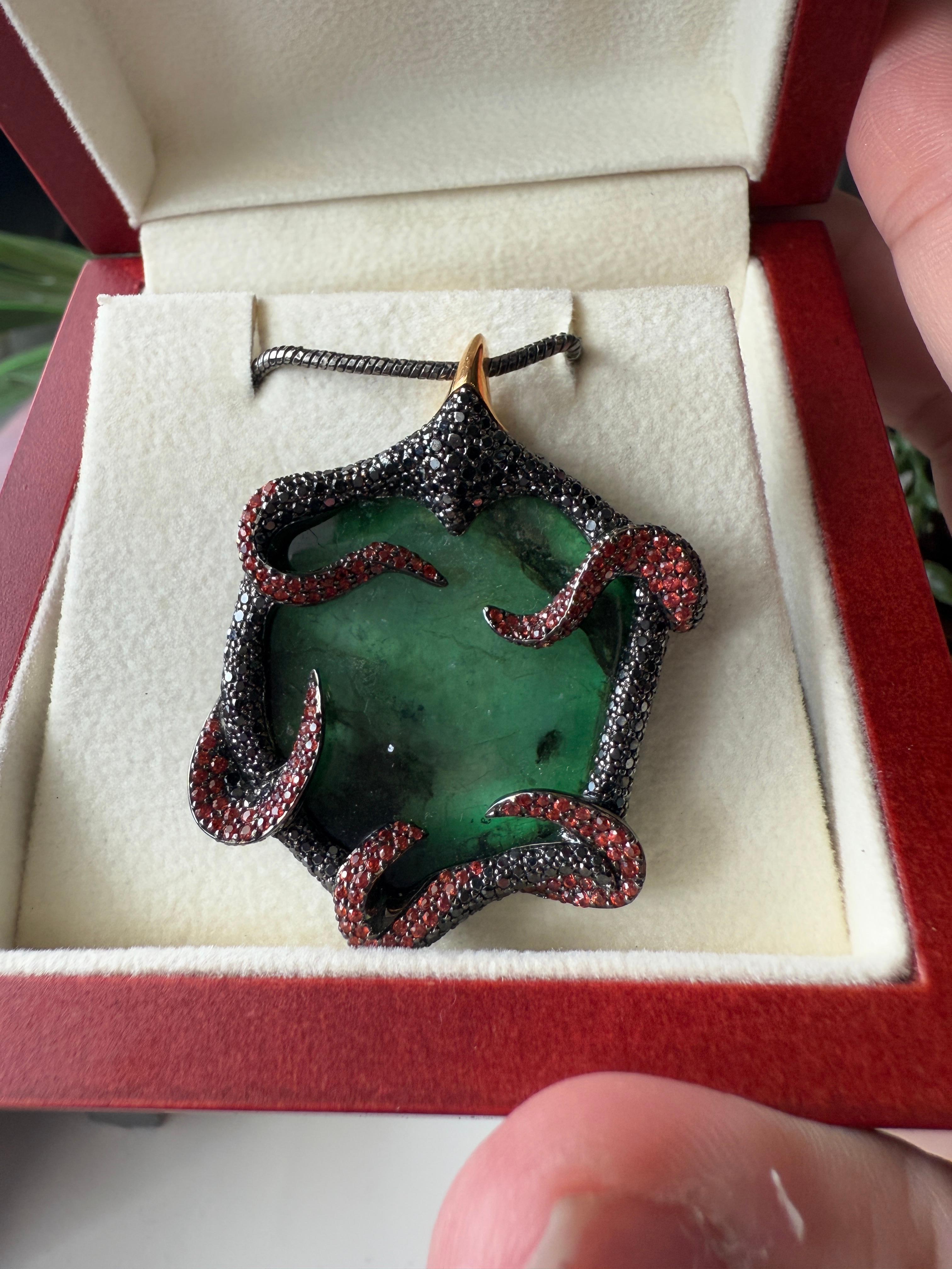 18K Yellow Gold Poison Ivy Pendant with Emeralds, Sapphires and Diamonds In New Condition For Sale In ประเวศ, TH