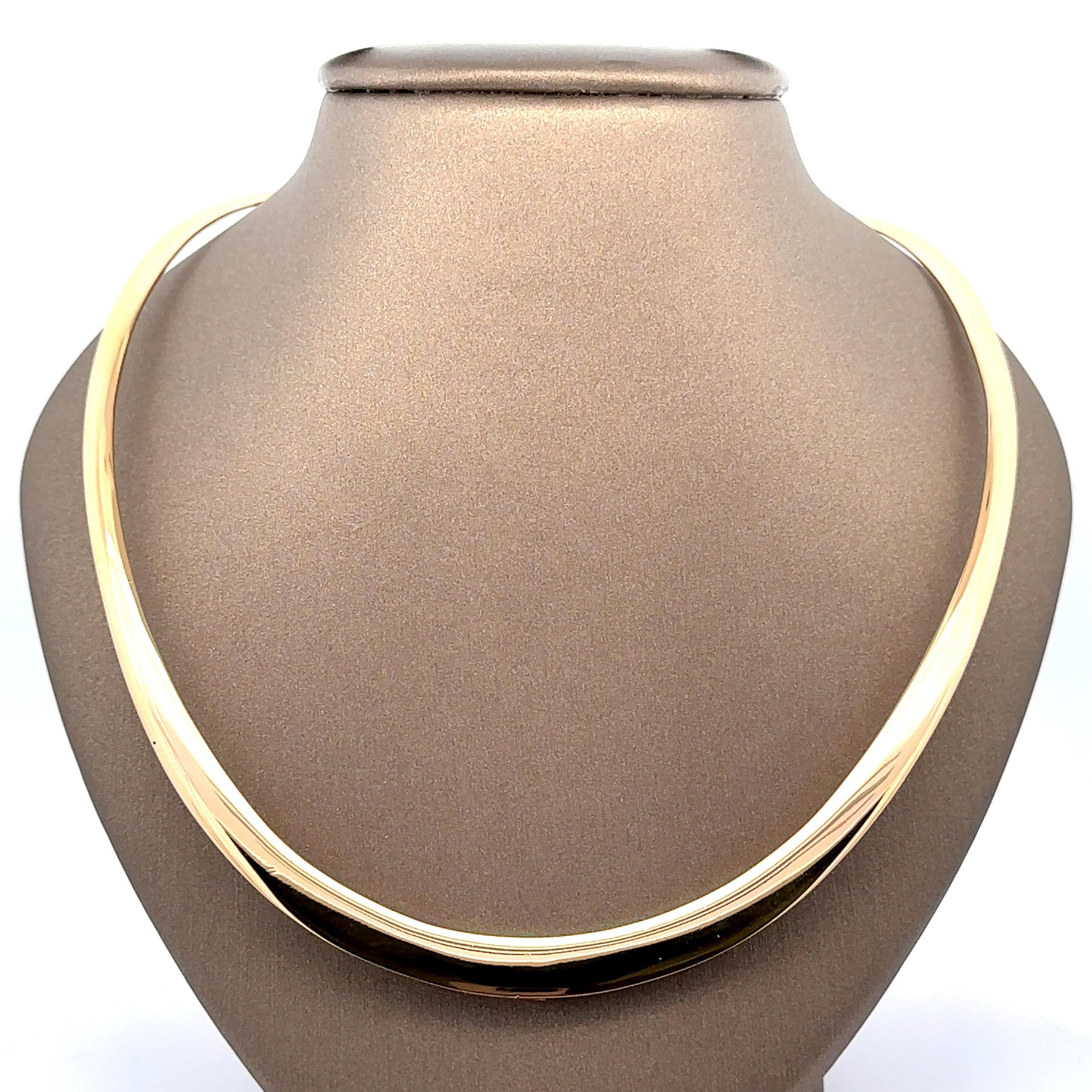 Collana con collare a torciglione aperto graduato in oro giallo 18k lucido con cappio girevole in vendita 2