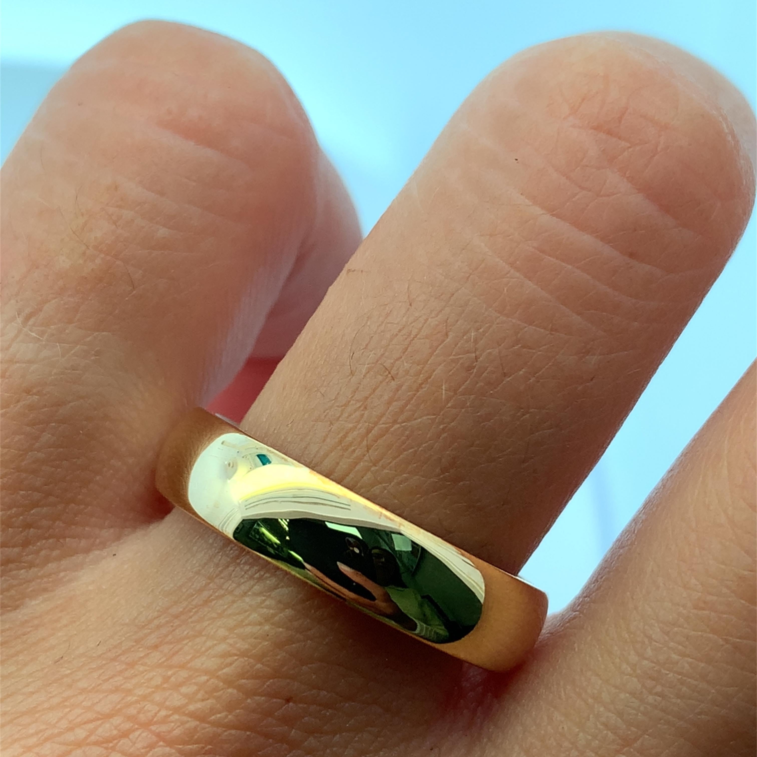 Verströmen Sie zeitlose Eleganz mit diesem raffinierten 5 mm Ring aus 18 Karat Gelbgold. Der aus glänzendem Gold gefertigte Ring hat ein glattes, abgerundetes Profil, das einen bequemen Sitz gewährleistet. Ob als Symbol eines dauerhaften Engagements