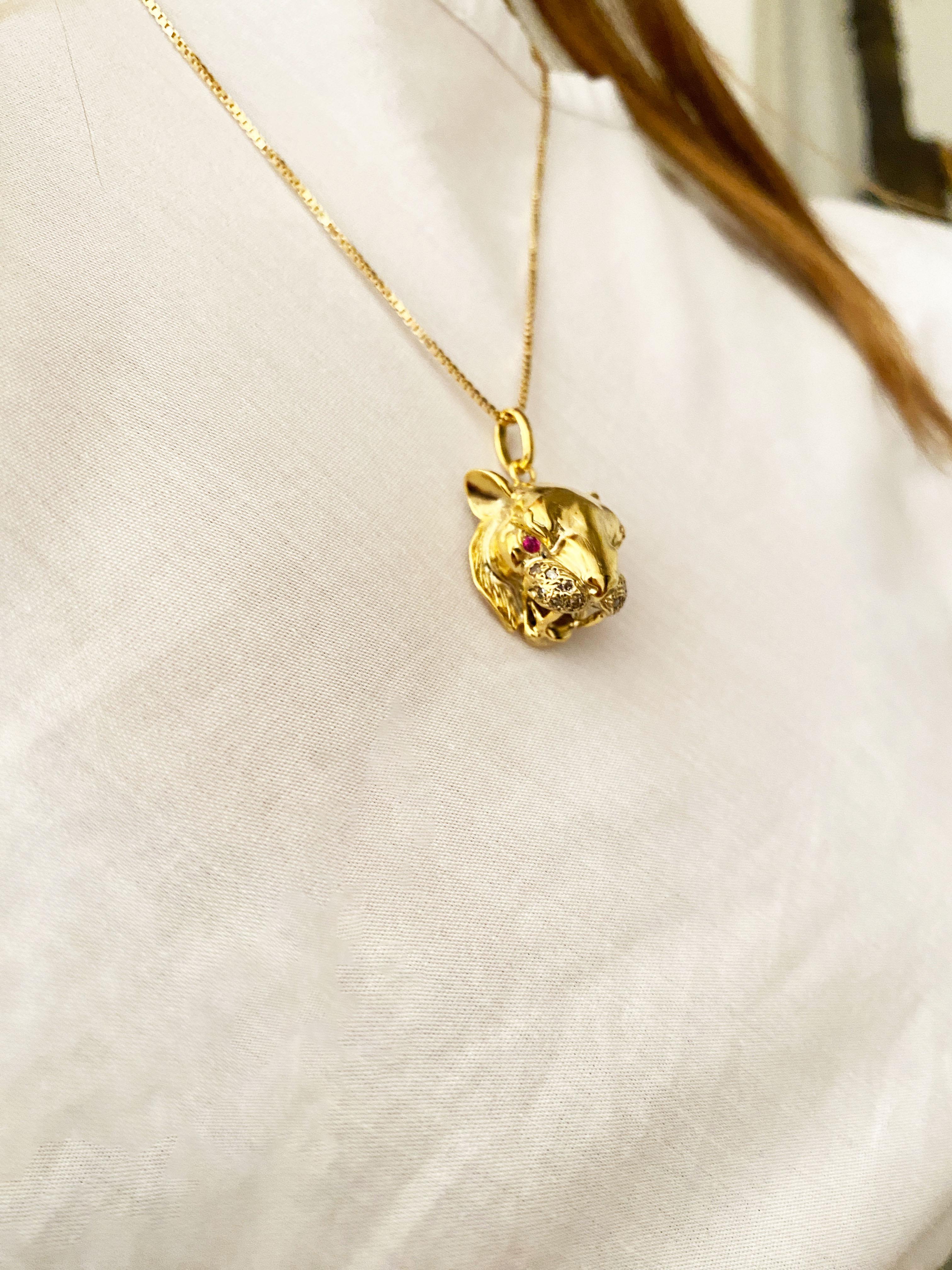 Pendentif en or 18 carats avec chaîne en forme de tigre, rubis et diamants, fabriqué à la main en Italie  Neuf - En vente à Rome, IT