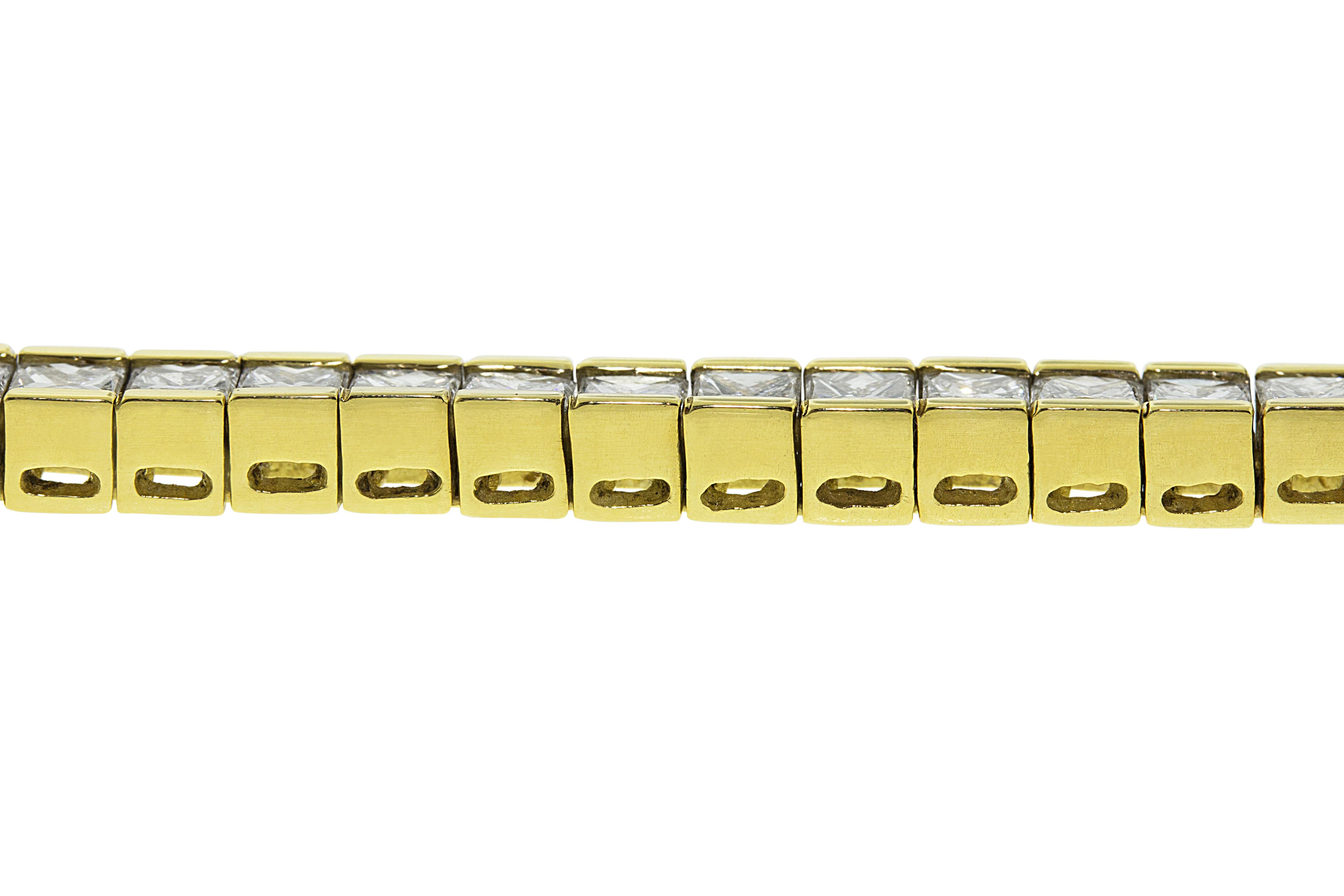 11.66 Karat Diamanten im Princess-Schliff (G-H VS), eingefasst in 18 Karat Gelbgold. 55 Diamanten. 7.5 Zoll Länge.

Kann auf Anfrage verkleinert werden. 

Besichtigungen in unserem Ausstellungsraum in NYC sind nach Vereinbarung möglich.