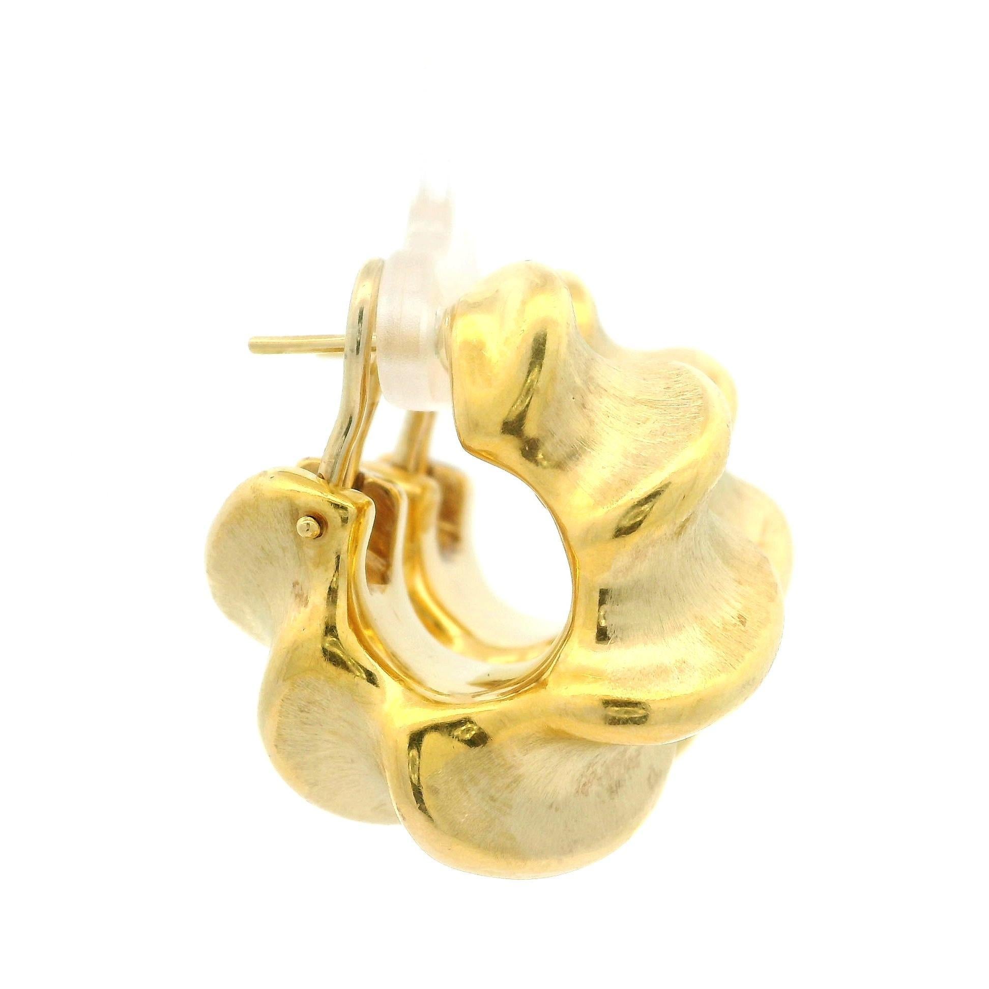 18k Yellow Gold Puffed Dual Finish Wavy Large Hoop Cuff Omega Earrings In Excellent Condition For Sale In Montclair, NJ