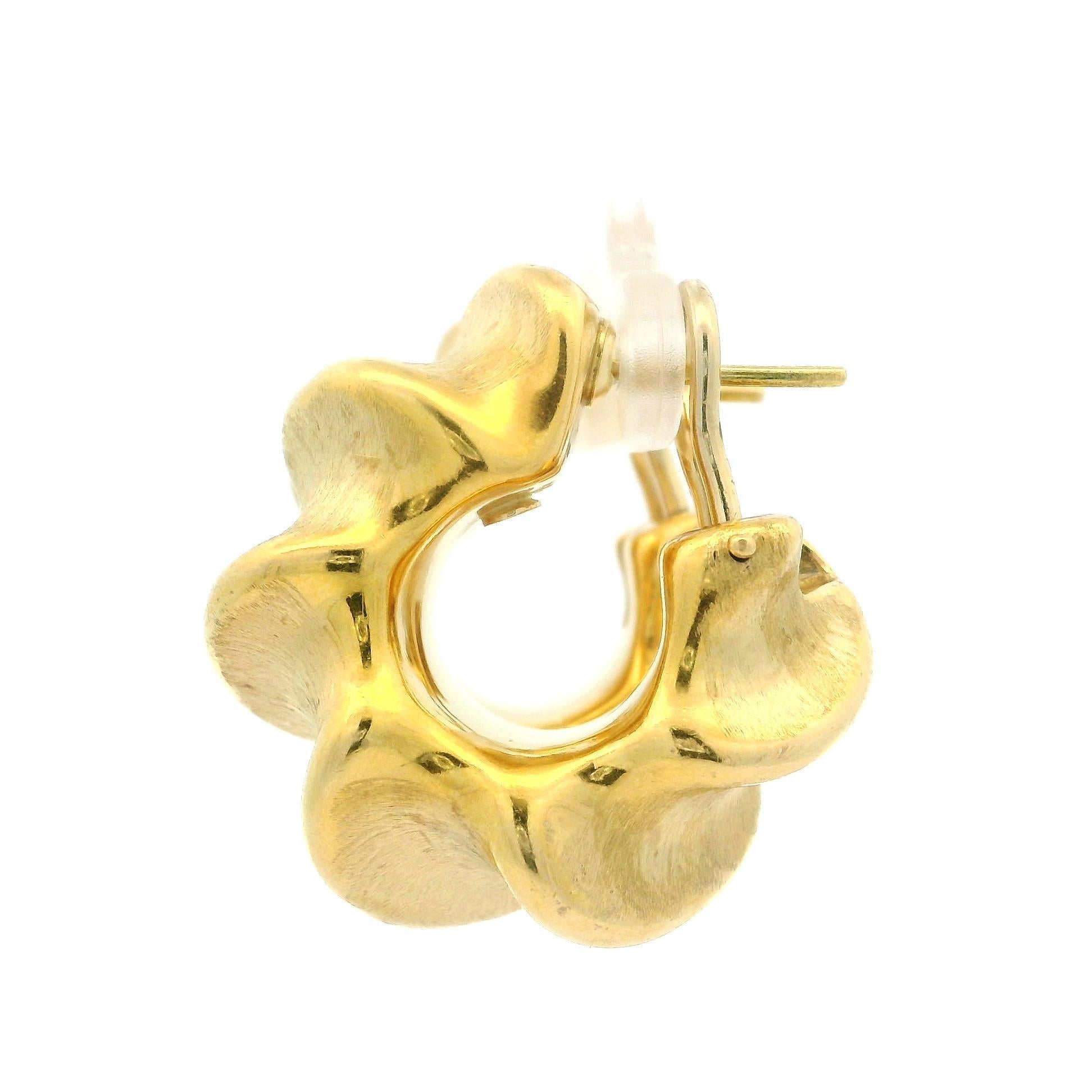 Women's 18k Yellow Gold Puffed Dual Finish Wavy Large Hoop Cuff Omega Earrings For Sale