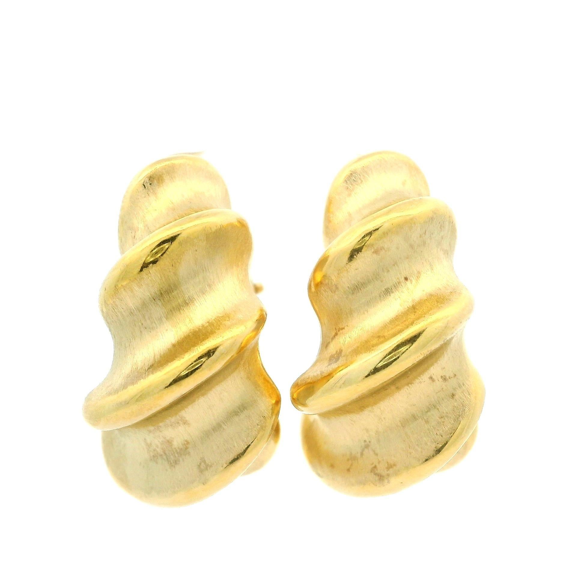 18k Yellow Gold Puffed Dual Finish Wavy Large Hoop Cuff Omega Earrings For Sale 5