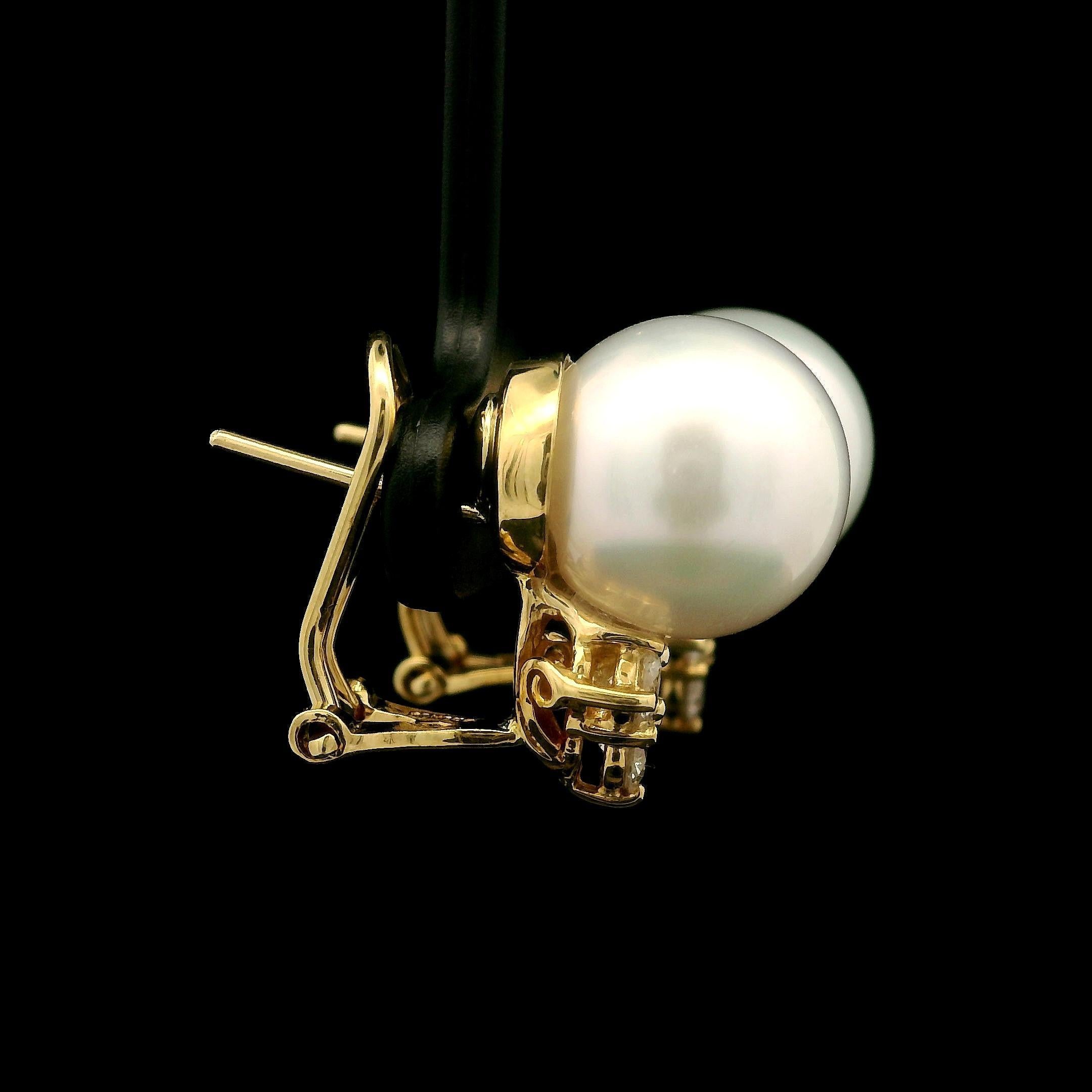 Perle Boucles d'oreilles en or jaune 18k perle blanche pure avec 0.62ctw diamant Cluster Fiery en vente