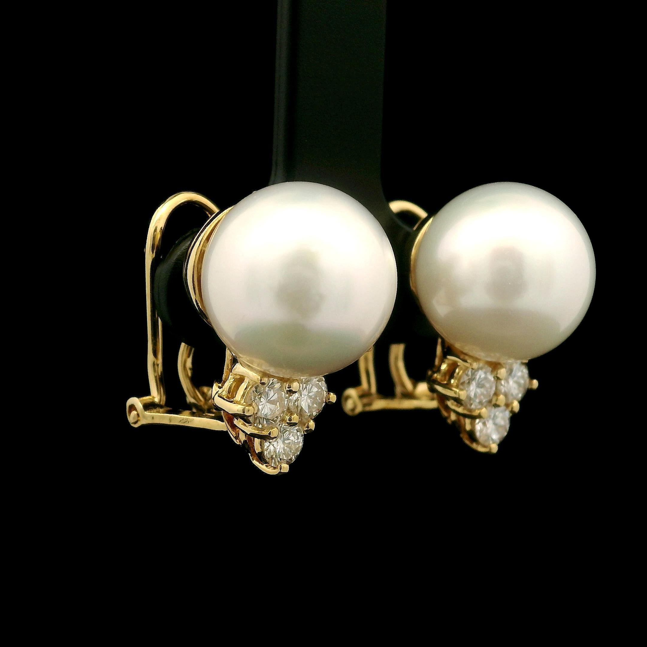 Boucles d'oreilles en or jaune 18k perle blanche pure avec 0.62ctw diamant Cluster Fiery Pour femmes en vente