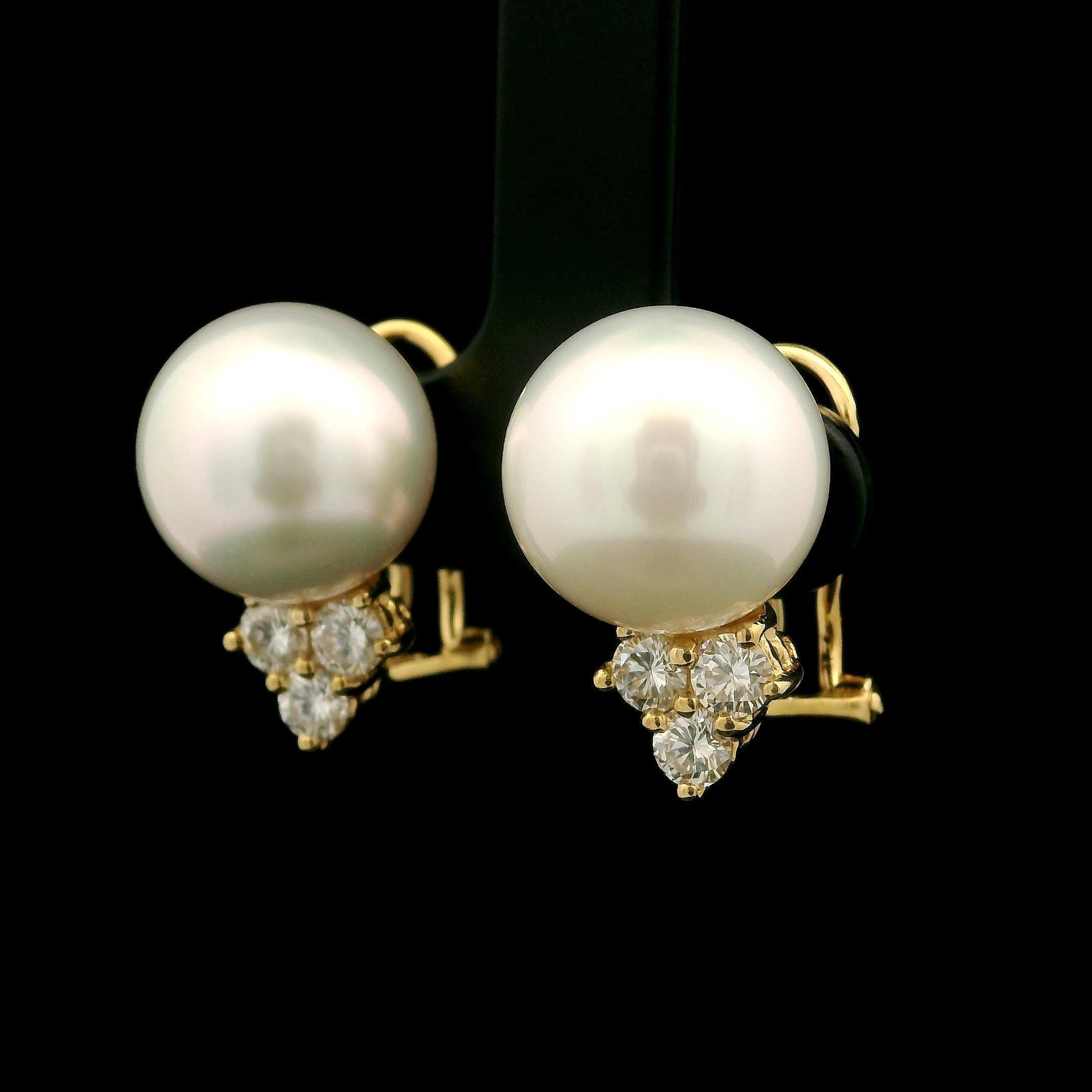 Boucles d'oreilles en or jaune 18k perle blanche pure avec 0.62ctw diamant Cluster Fiery en vente 1