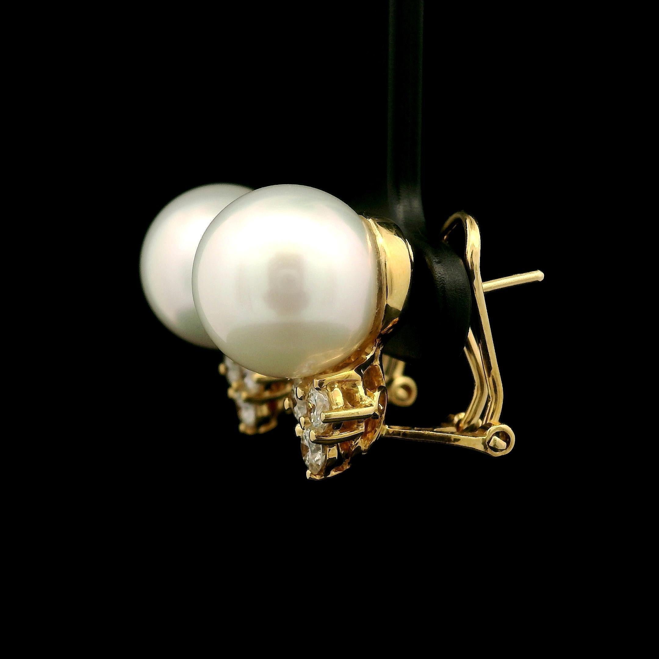 Boucles d'oreilles en or jaune 18k perle blanche pure avec 0.62ctw diamant Cluster Fiery en vente 2
