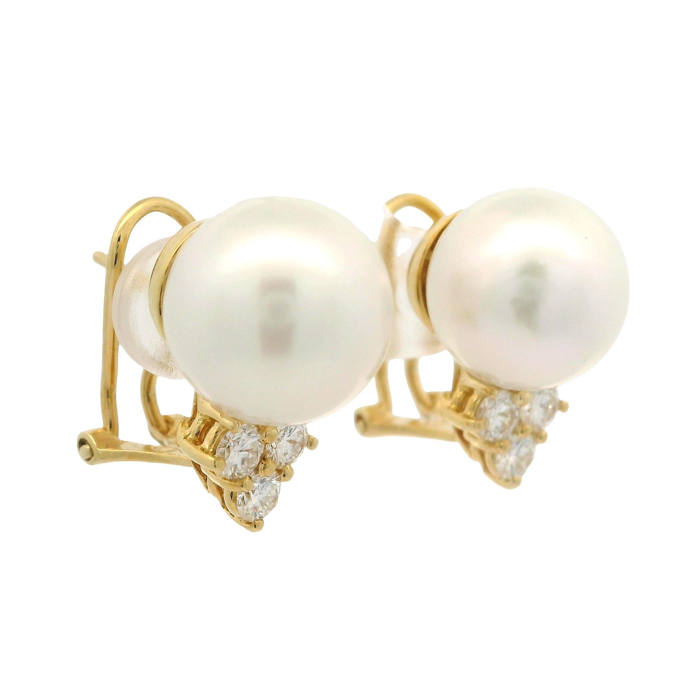 Boucles d'oreilles en or jaune 18k perle blanche pure avec 0.62ctw diamant Cluster Fiery en vente 3