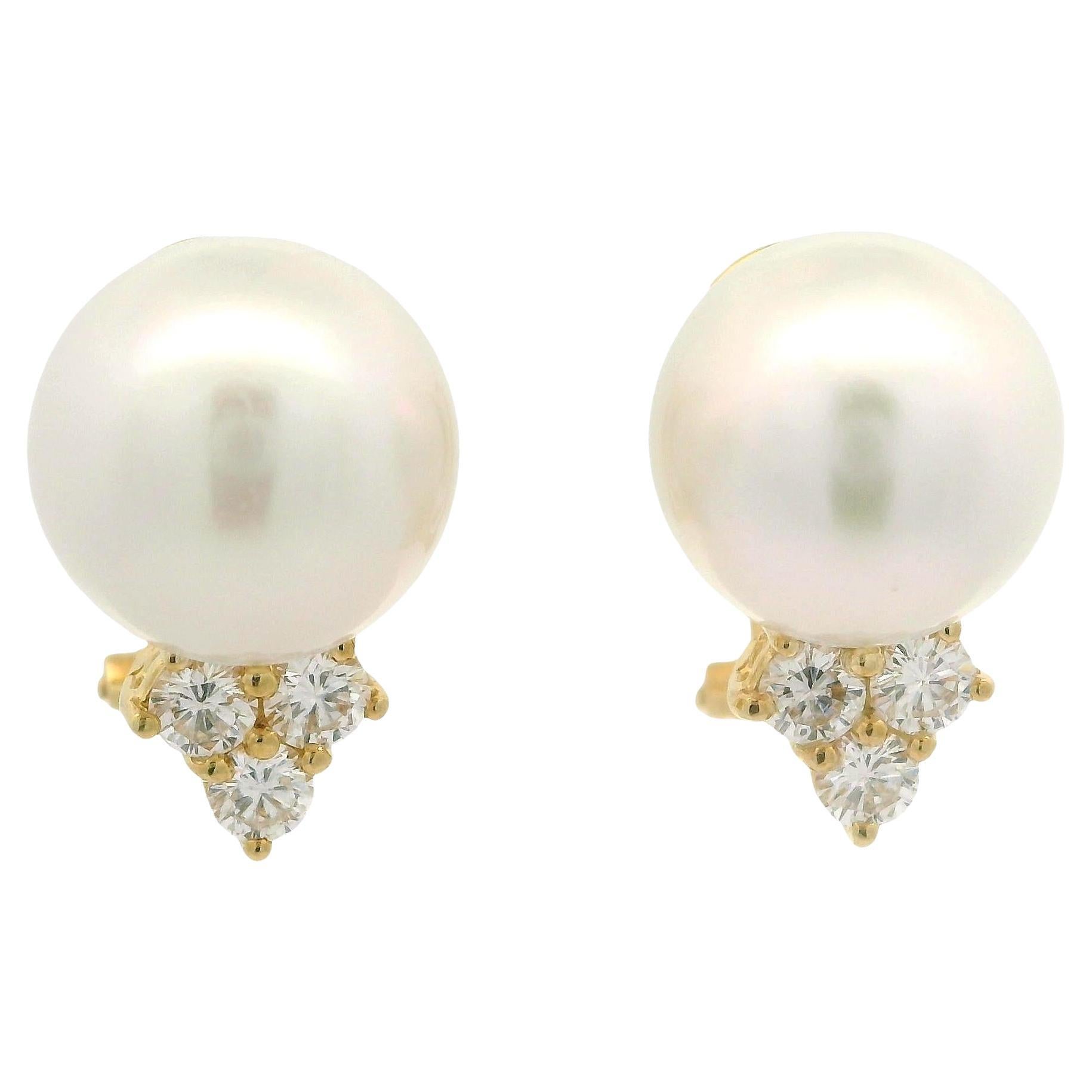 Boucles d'oreilles en or jaune 18k perle blanche pure avec 0.62ctw diamant Cluster Fiery en vente