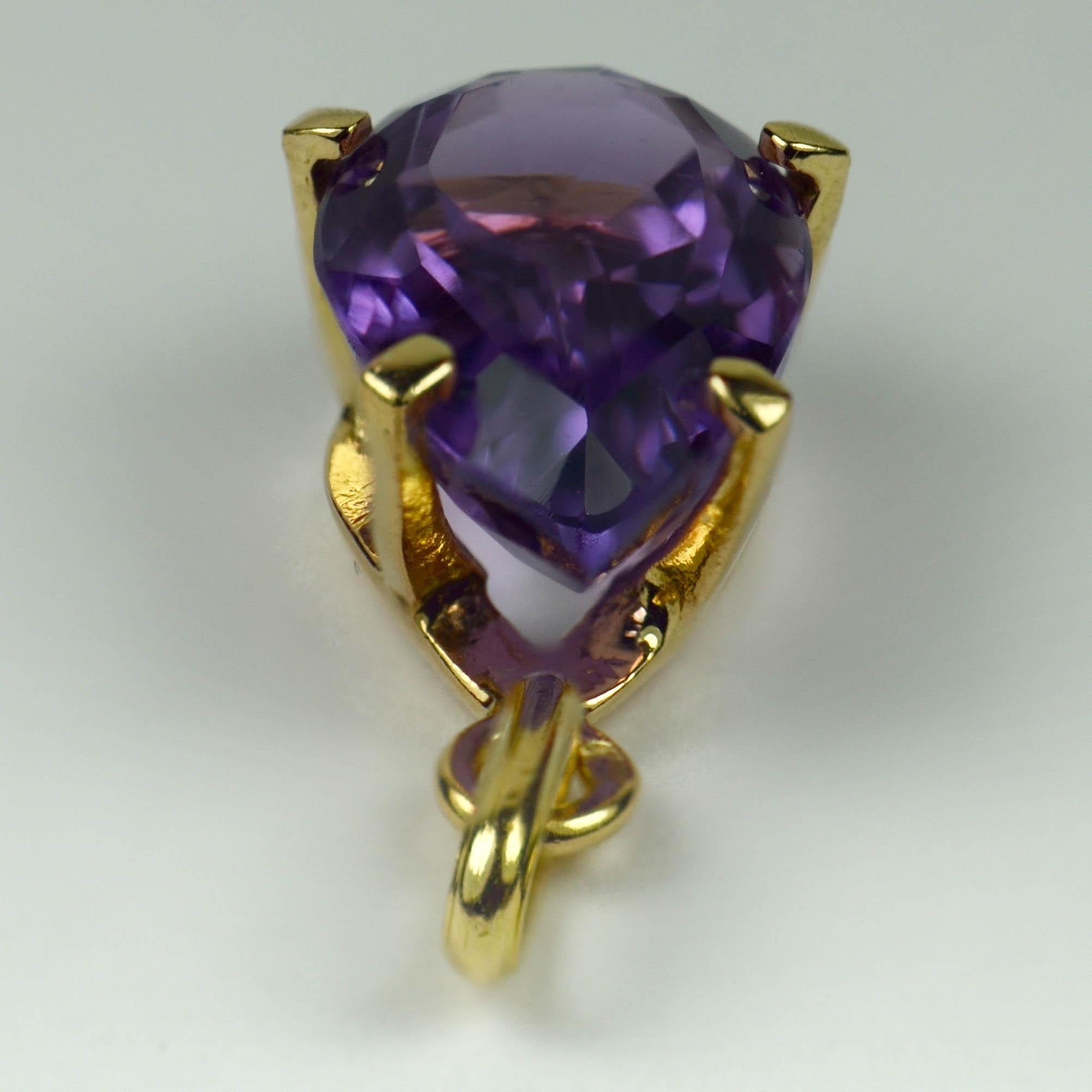 18 Karat Yellow Gold Purple Amethyst Pear Shape Pendant In Good Condition In London, GB