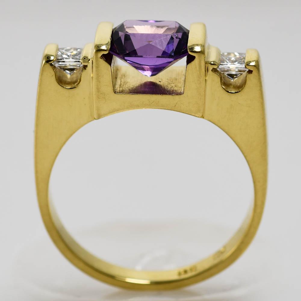 Taille brillant Bague en or jaune 18 carats avec saphir violet de 2 carats et diamants de 0,30 carat, 9,4 g en vente