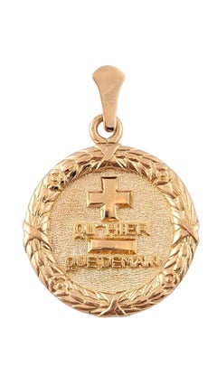 18K Yellow Gold Qu’ Hier Que Demain Round Engraved Pendant #15012