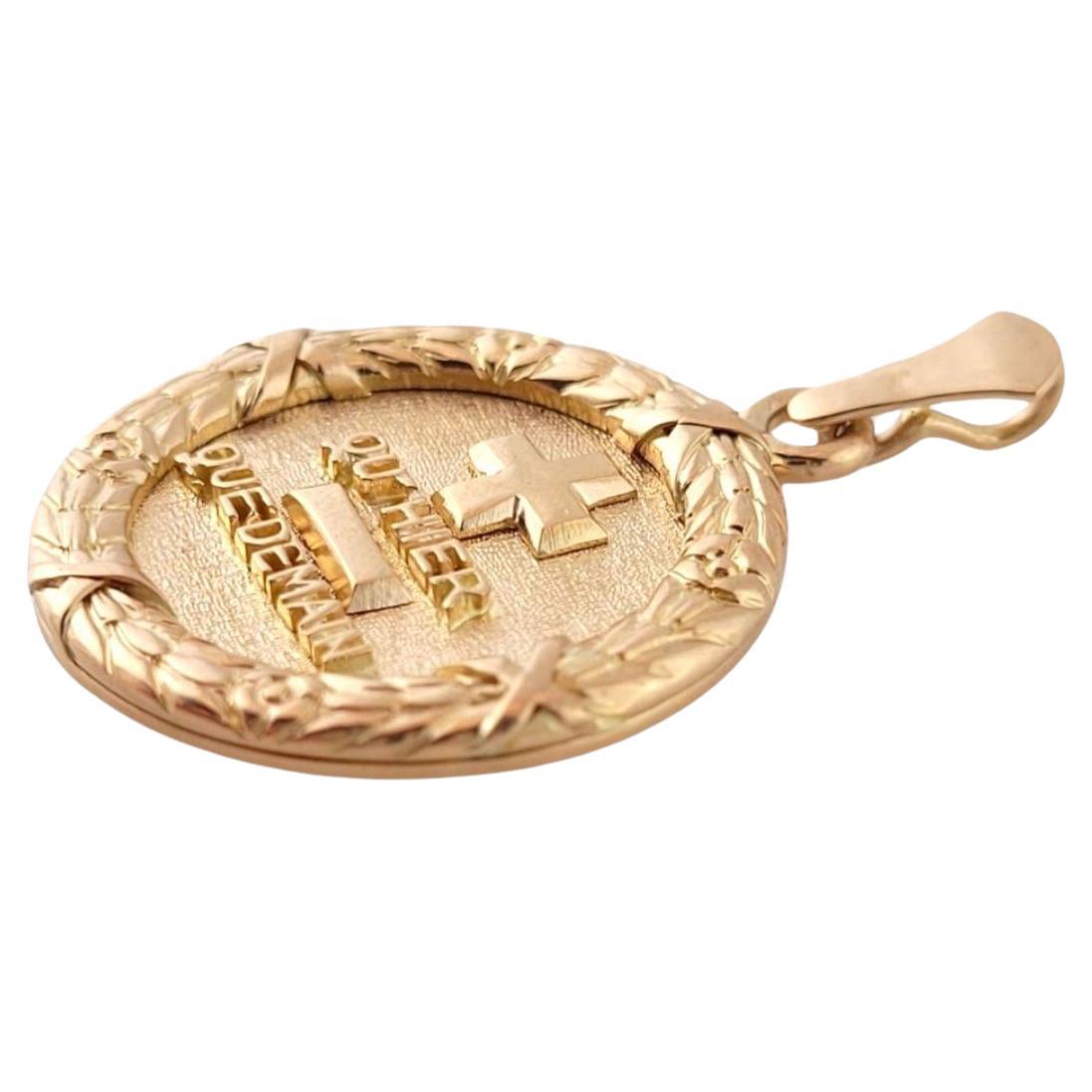 18K Yellow Gold Qu’ Hier Que Demain Round Engraved Pendant #15012