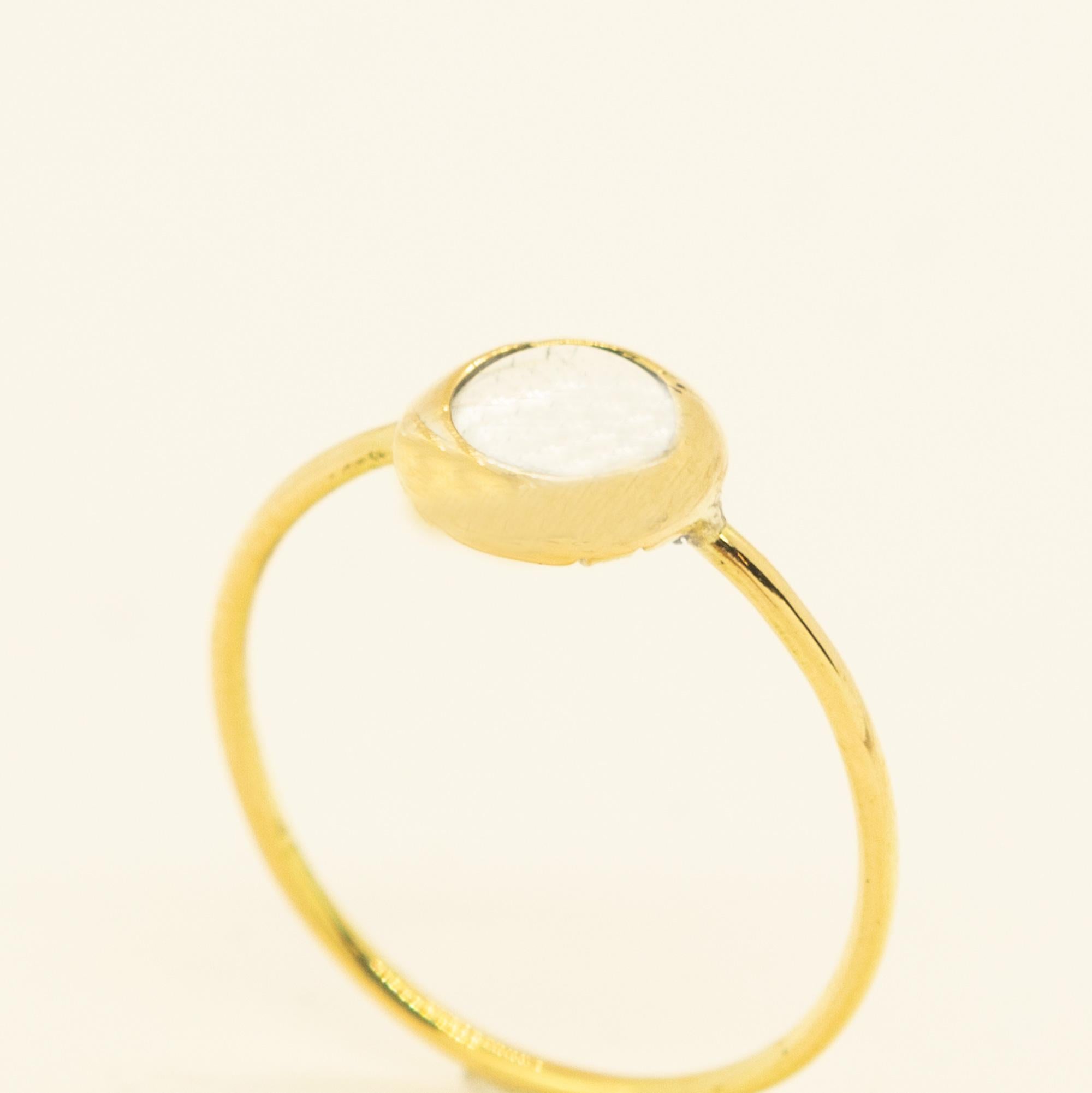 Nos pierres précieuses naturelles résonnent profondément avec l'âme de celui qui les porte.
Cette collection de délicates bagues empilables ne fait pas exception, car son charme gracieux et sa couleur bleu profond vous rempliront de motivation et