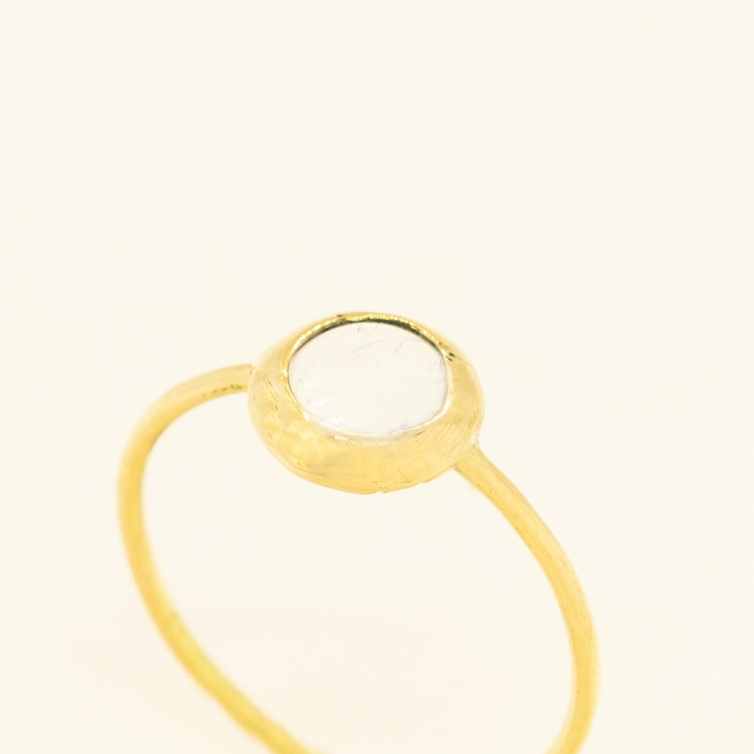 Art nouveau Intini Jewels Bague empilable déco chic en or jaune 18 carats avec quartz cabochon style Boho en vente