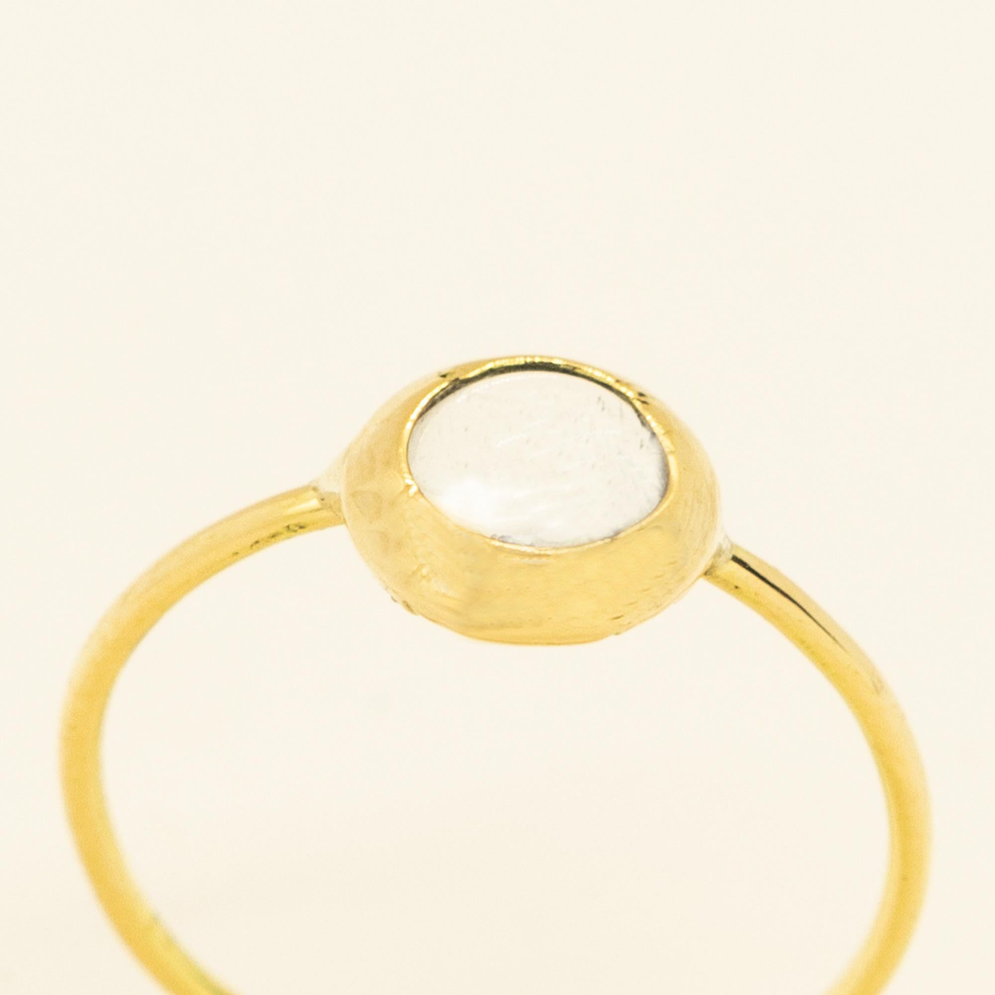 Taille cabochon Intini Jewels Bague empilable déco chic en or jaune 18 carats avec quartz cabochon style Boho en vente