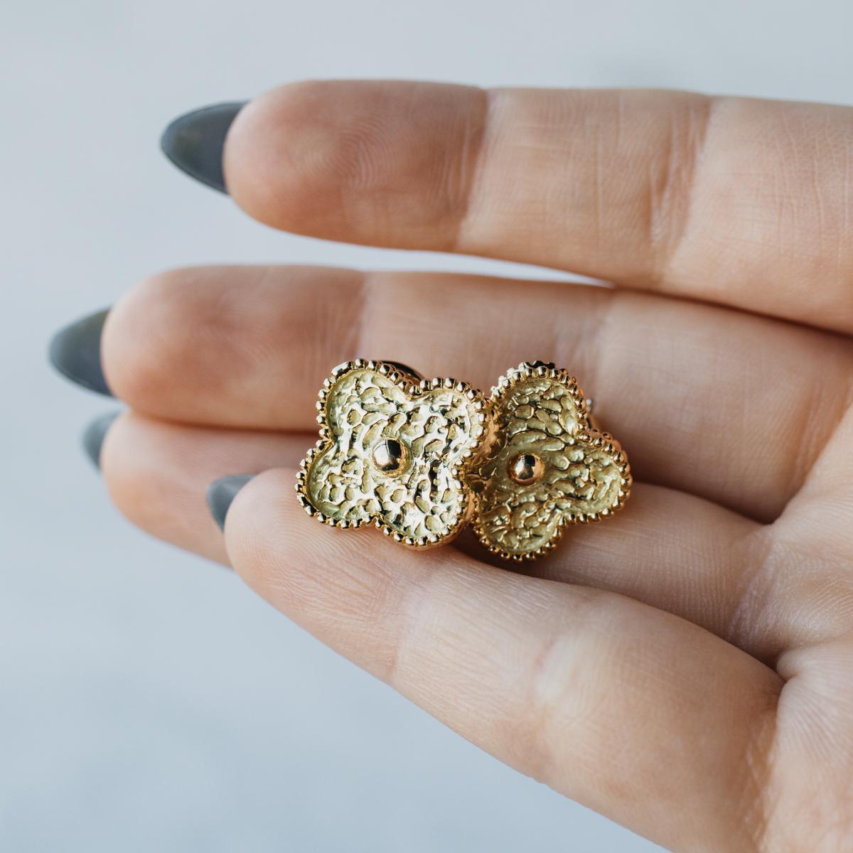 Boucles d'oreilles à levier en or jaune 18 carats, à quatre feuilles Excellent état - En vente à Seattle, WA