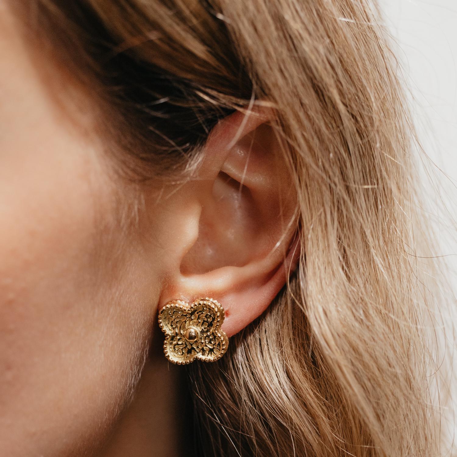 Women's or Men's 18K Yellow Gold Quatrefoil Lever Back Earrings For Sale