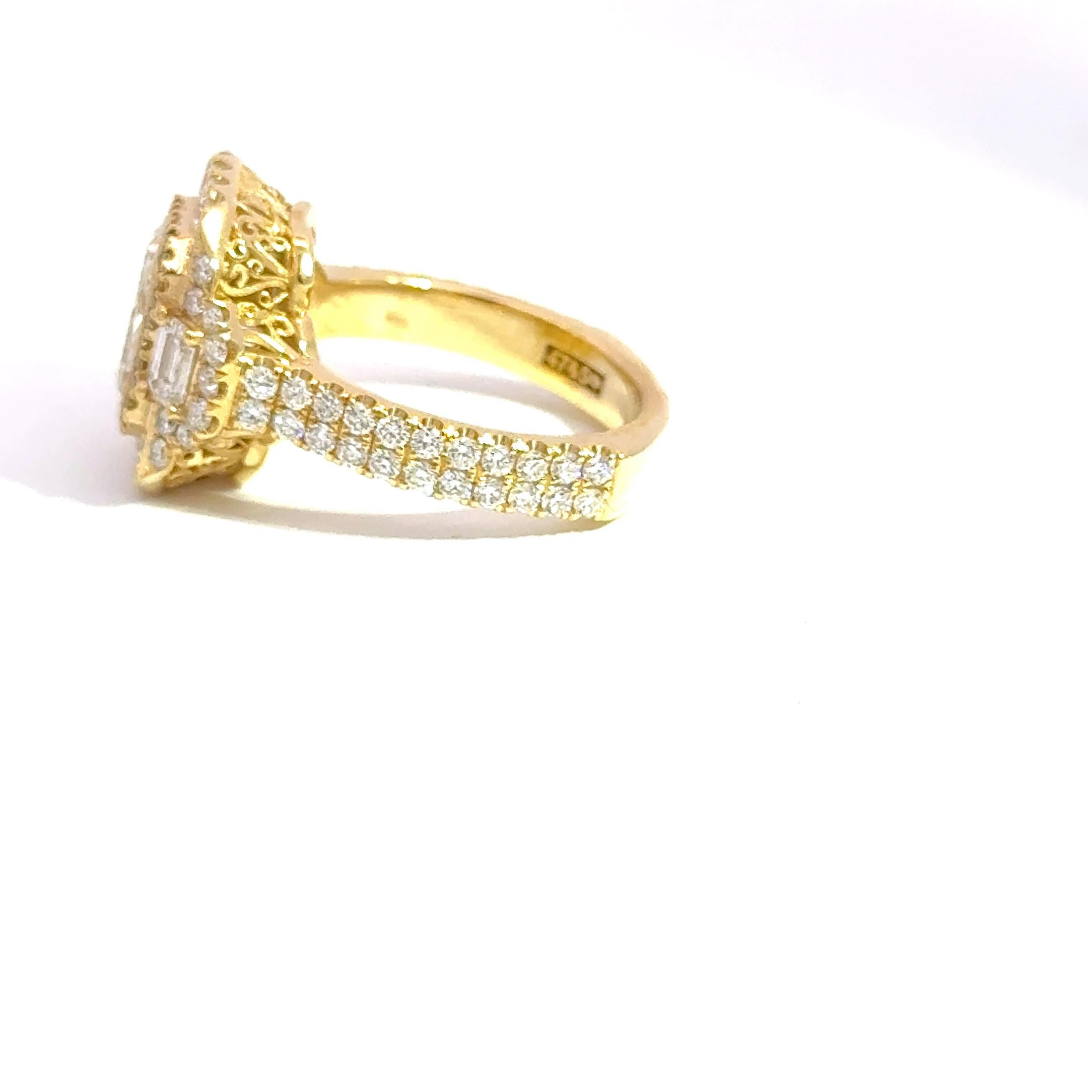 Art Déco 18K Yellow Gold Radiant Cut Diamond Three Stone Ring in vendita