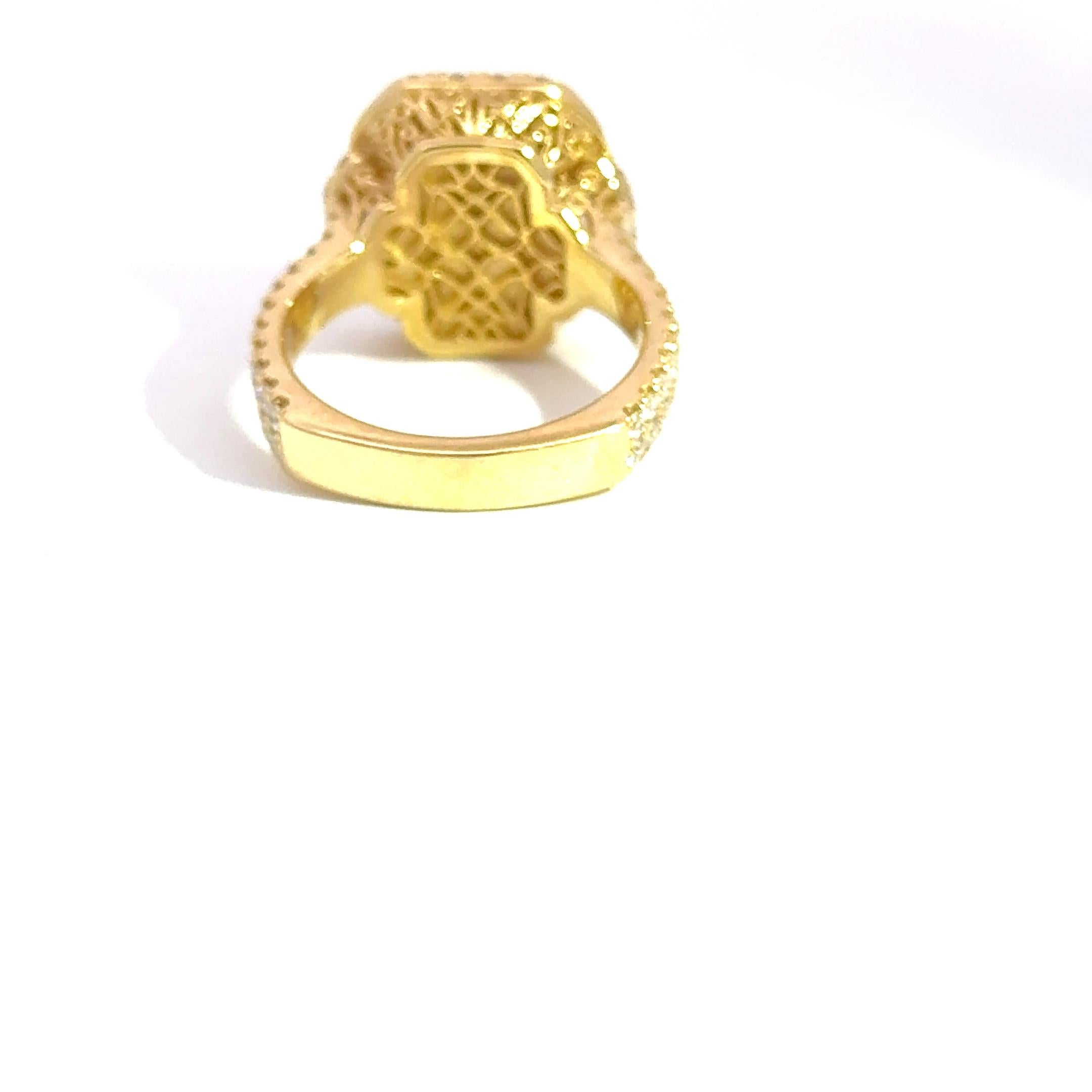 Taglio radiant 18K Yellow Gold Radiant Cut Diamond Three Stone Ring in vendita