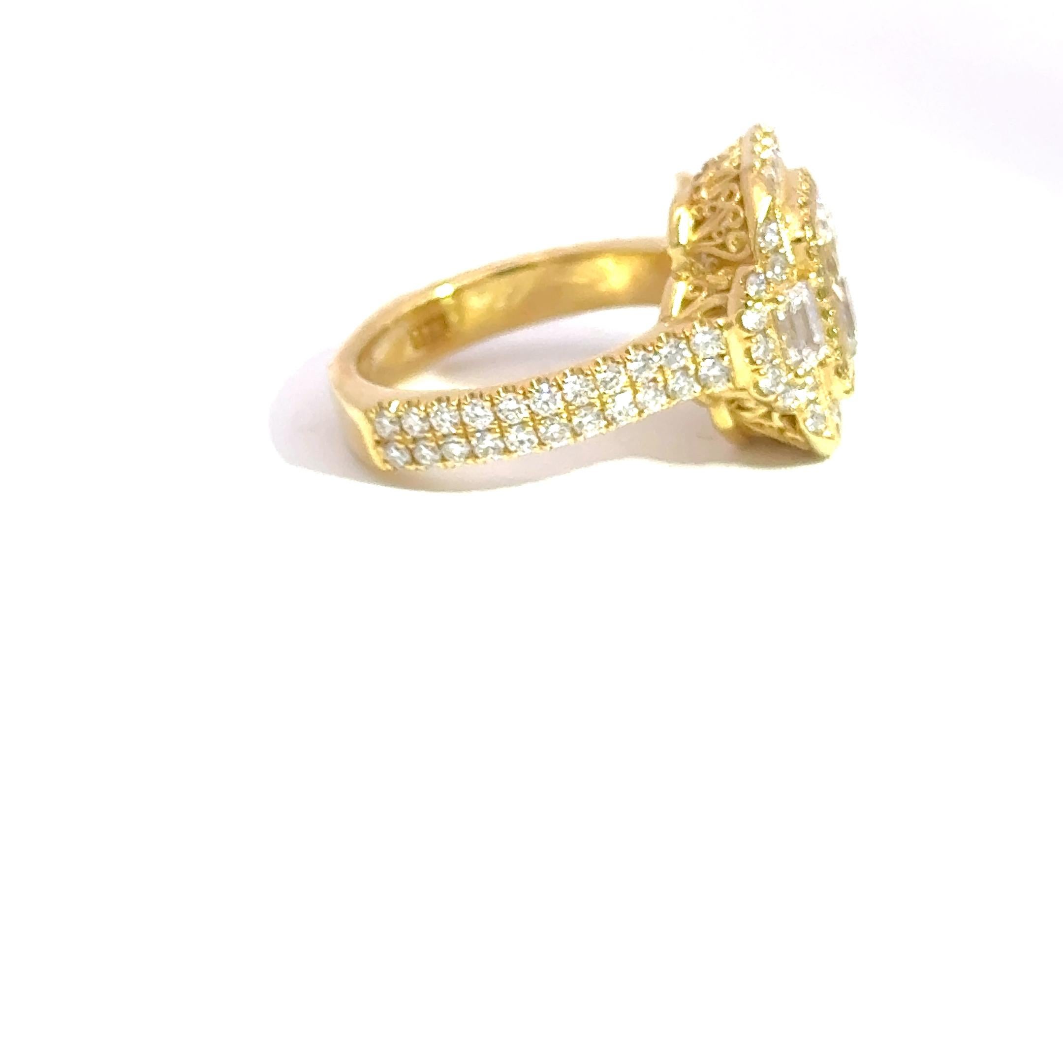 18K Yellow Gold Radiant Cut Diamond Three Stone Ring In condizioni Nuovo in vendita a Los Angeles, CA