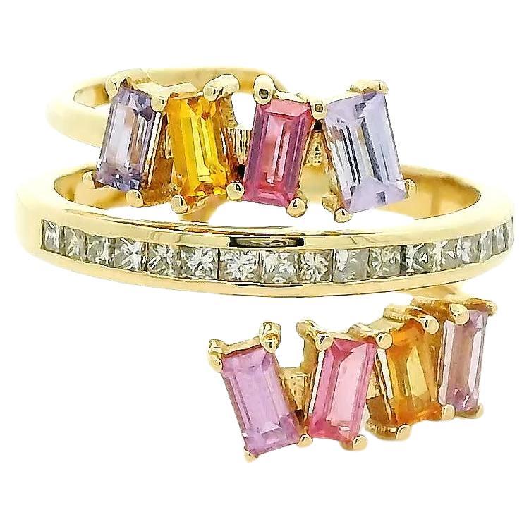 Bague d
éternité en or jaune 18k, saphir baguette arc-en-ciel et diamant en vente