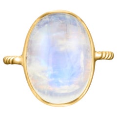 Anillo Ovalado de Piedra Lunar Arcoiris de Oro Amarillo de 18 K - Tresor Collection