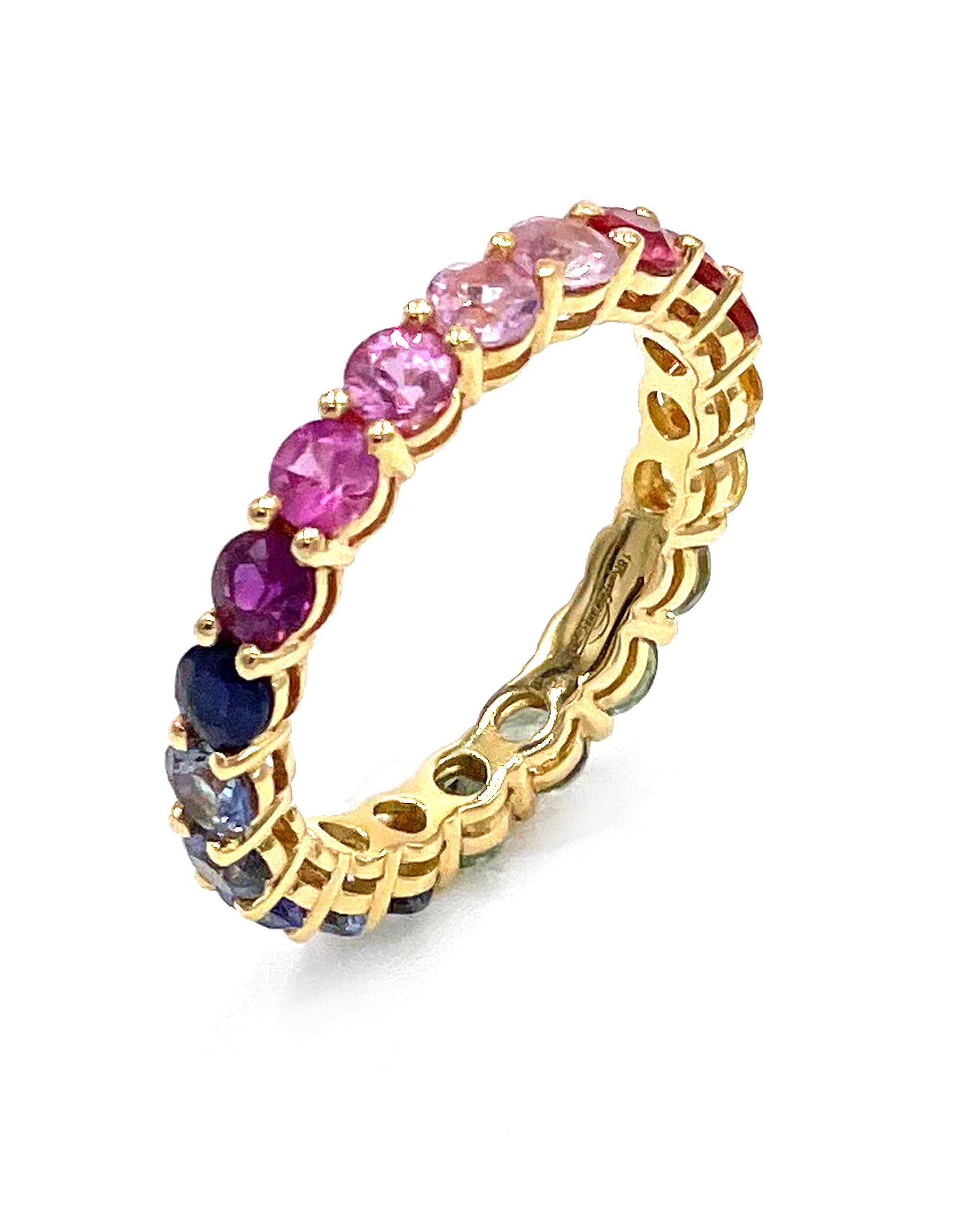 ewigkeitsarmband aus 18 Karat Gelbgold mit 2,85 Karat regenbogenfarbigen Saphiren.

* Fingergröße 6
* Ungefähr 3 mm breit