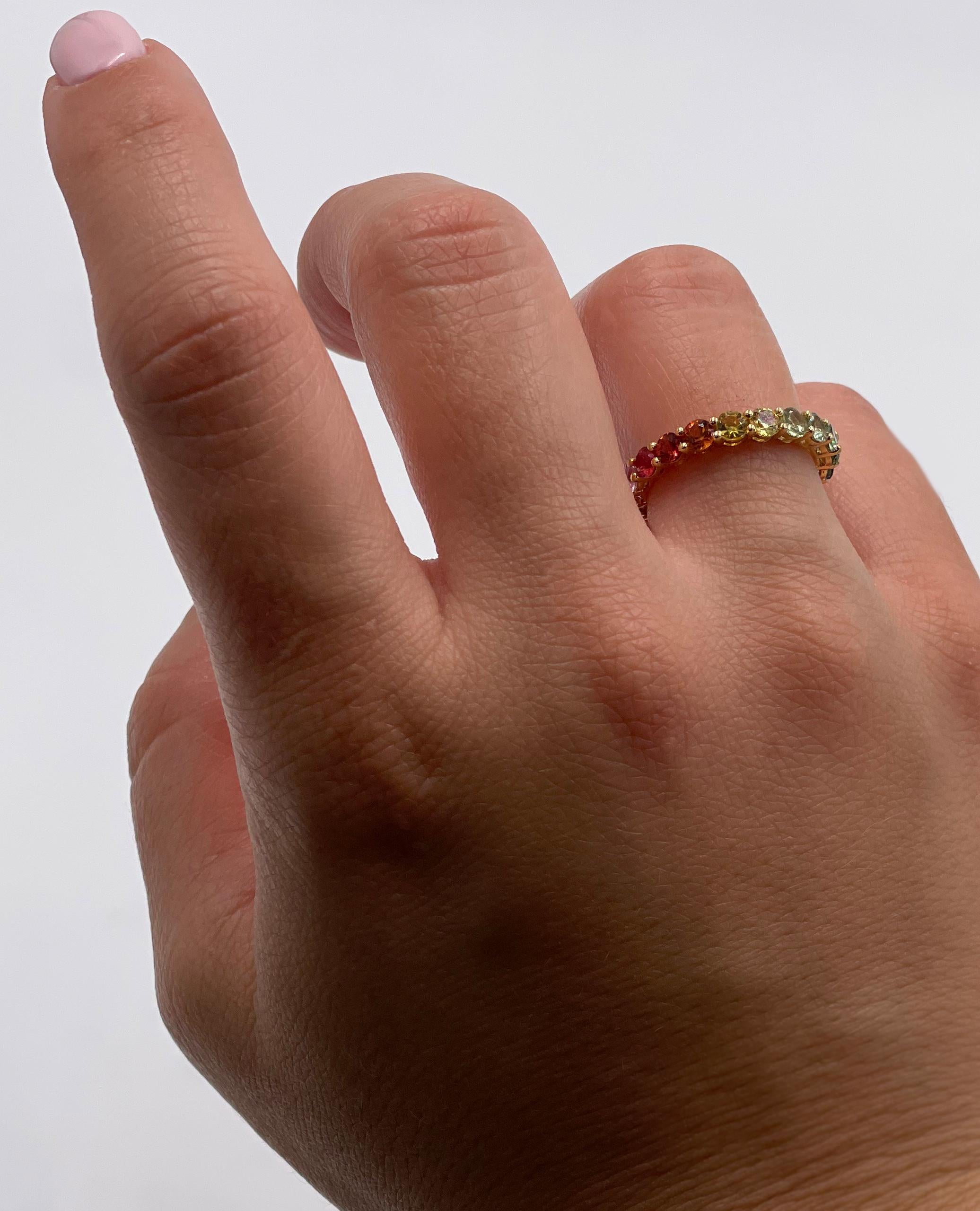 Memoryring aus 18 Karat Gelbgold mit Regenbogen-Saphir 1