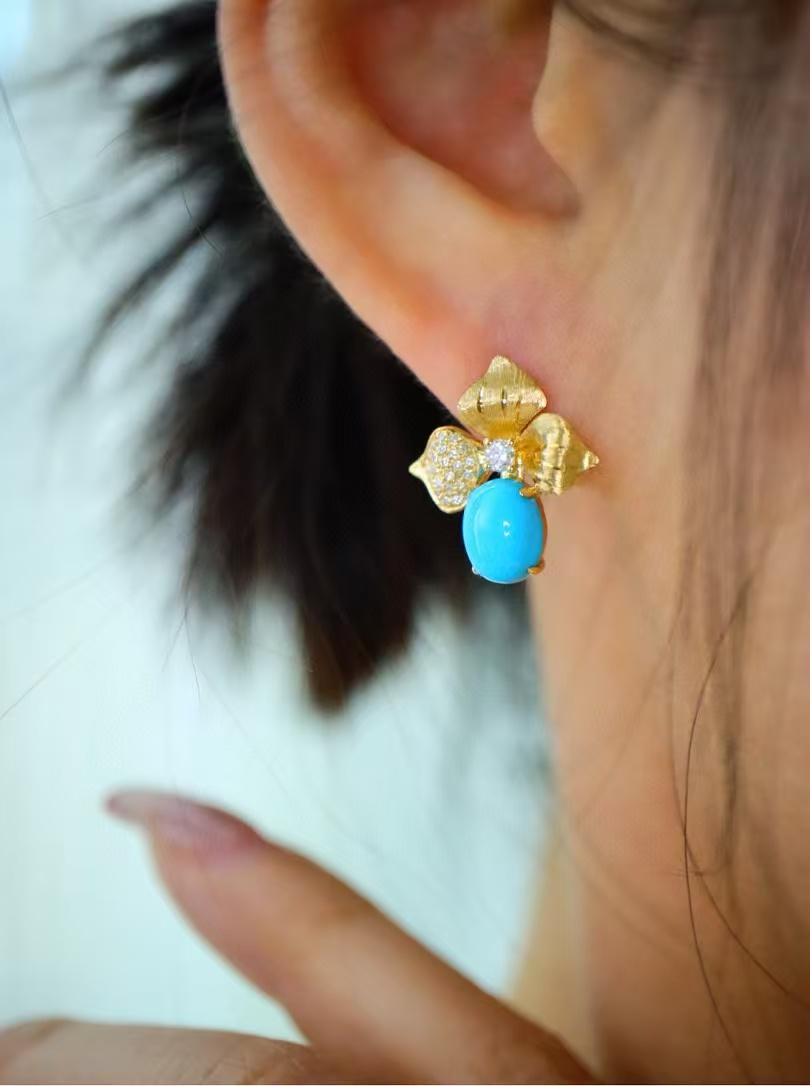 Round Cut Vibrant Blue Sleeping Beauty Turquoise Diamond 18K Yellow Gold Earrings For Sale