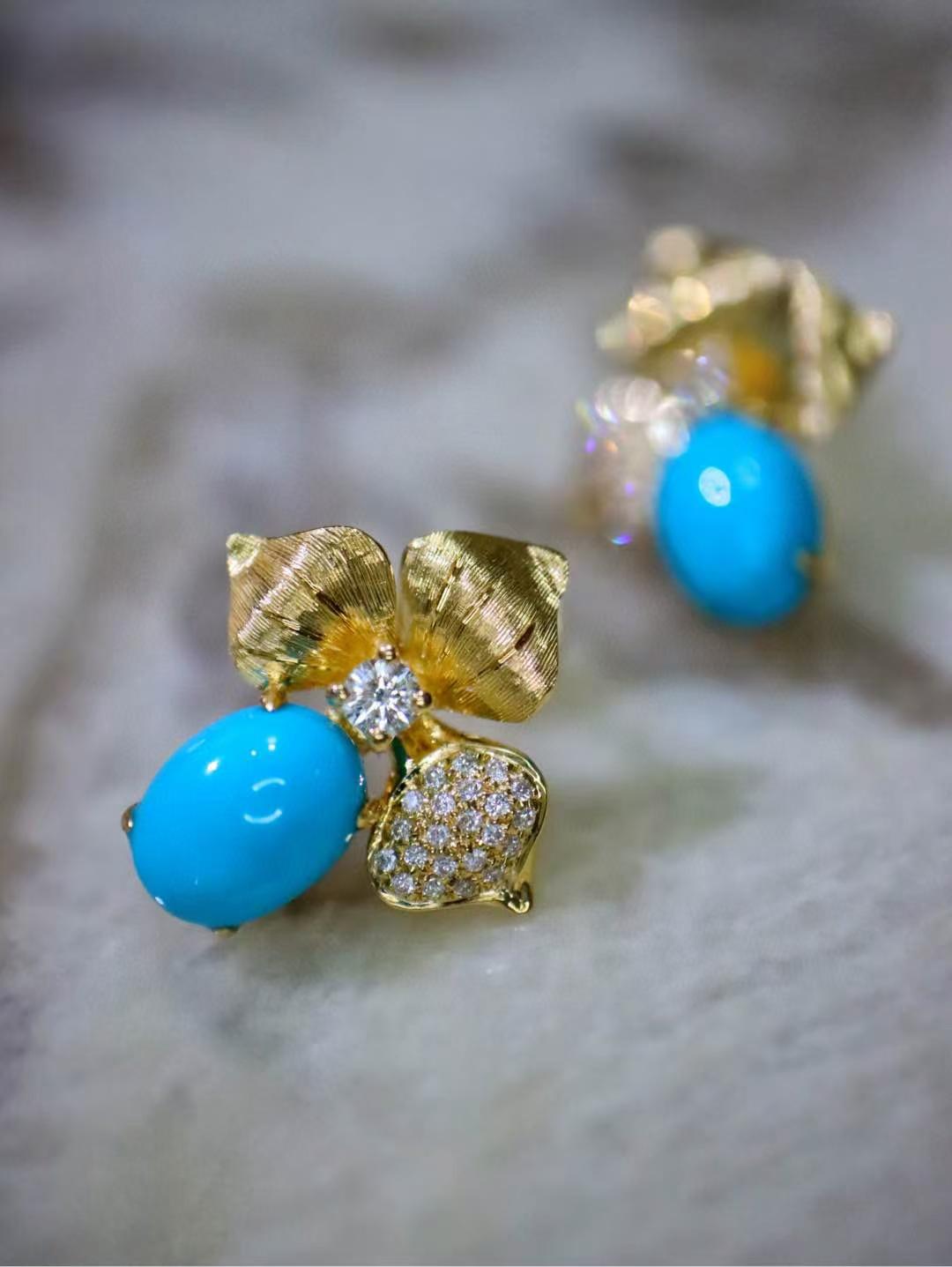 Vibrant Blue Sleeping Beauty Turquoise Diamond 18K Yellow Gold Earrings In New Condition For Sale In Kowloon, HK