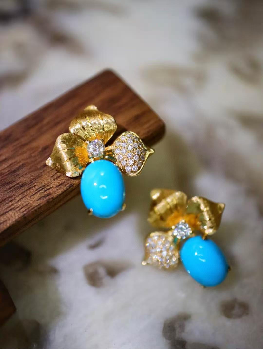Women's or Men's Vibrant Blue Sleeping Beauty Turquoise Diamond 18K Yellow Gold Earrings For Sale
