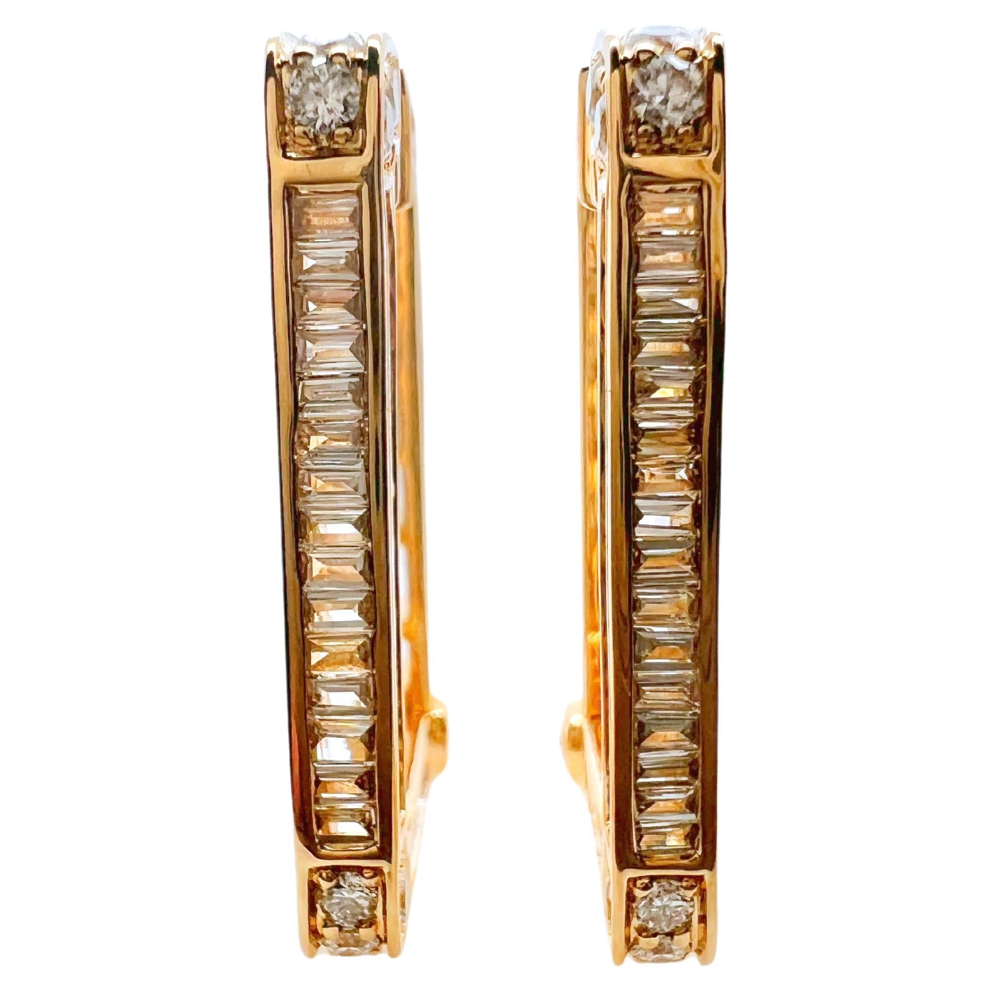 Dies ist ein erstaunliches Paar Diamant-Ohrringe.  Die rechteckige Form verleiht ihm ein frisches, modernes Aussehen mit Diamanten auf der Innen- und Außenseite und sogar an der Seite. Das macht 3 Seiten aus Diamanten.  Die Baguettes sind