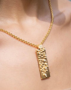 Rechteckiger Anhänger aus 18 Karat Gelbgold mit eingefassten Diamanten von Fern Freeman