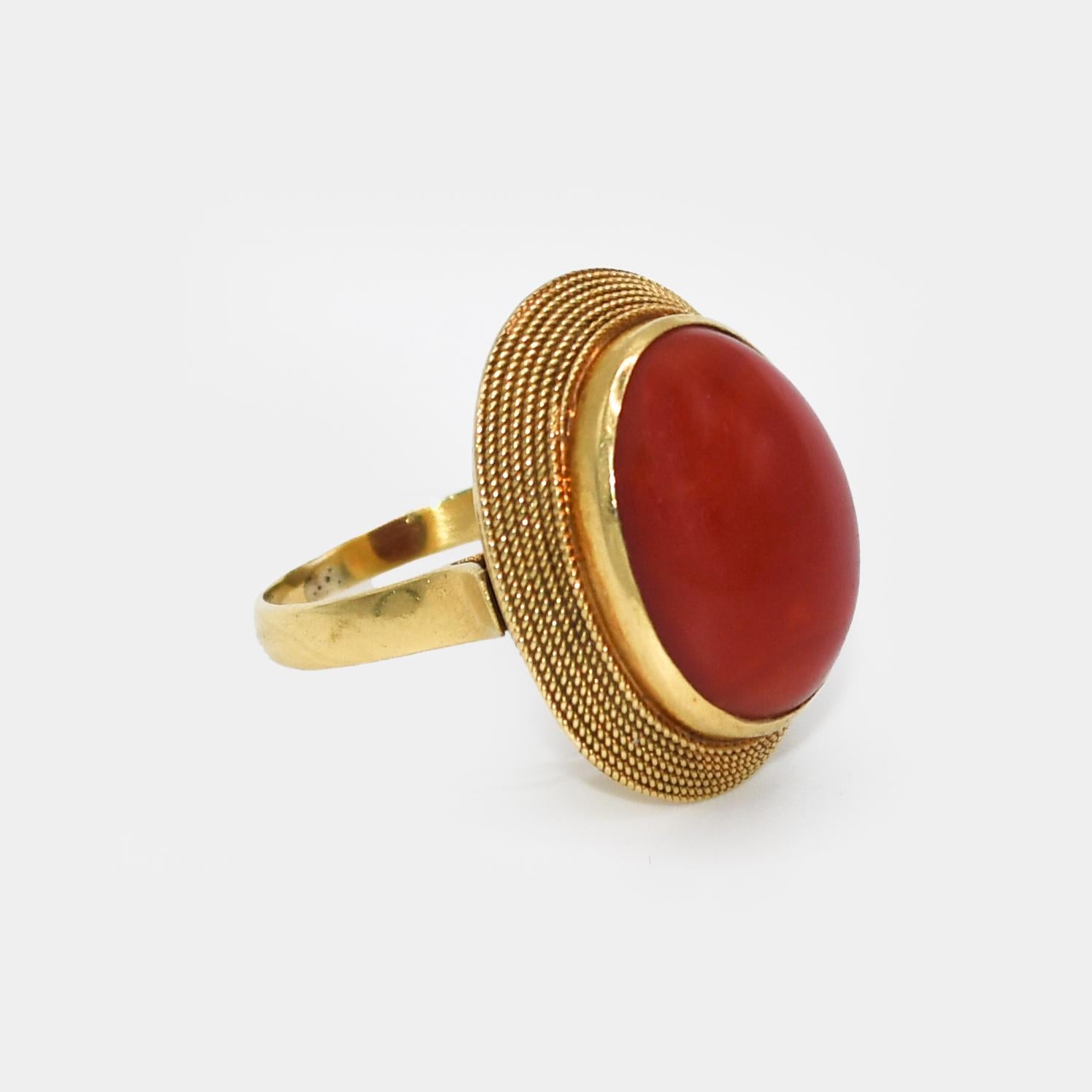 18K Yellow Gold Red Coral Ring 6.9g
Ladies vintage 18k yellow gold and red coral ring.
Stamped 18k Italy and weighs 6.9 grams gross weight.
The red coral measures 16mm long by 11.8mm wide.
The top of the ring measures 7/8 by 5/8 inches.
Ring size is