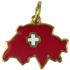 Pendentif à breloque en or jaune 18 carats et émail rouge avec carte de Suisse