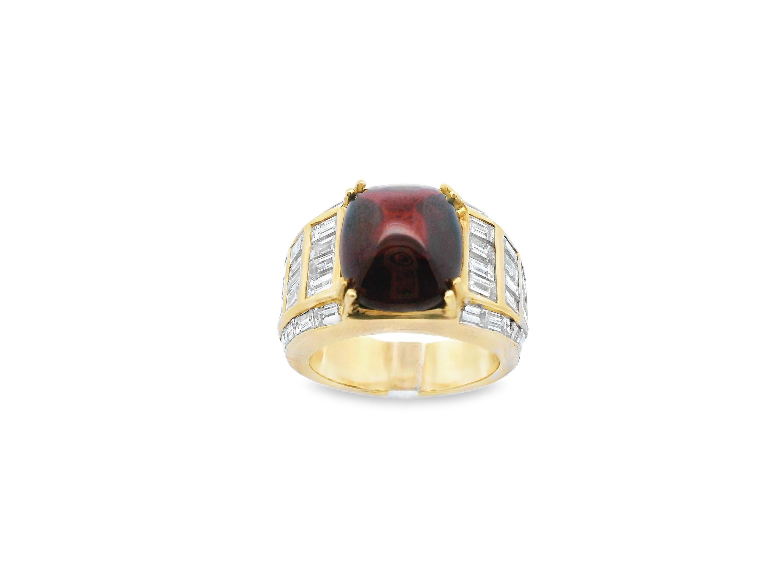 Contemporain Bague fantaisie en or jaune 18 carats avec grenat rouge et diamants en vente