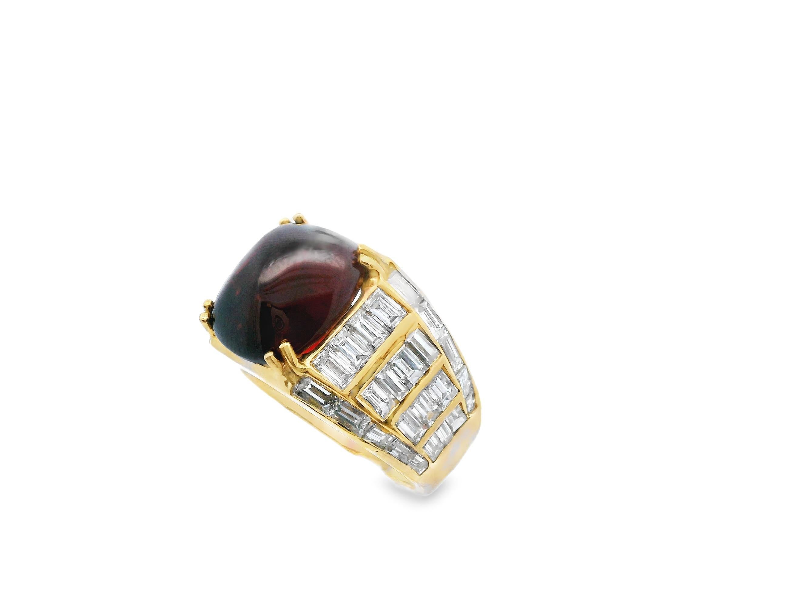 Taille baguette Bague fantaisie en or jaune 18 carats avec grenat rouge et diamants en vente