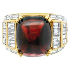 Anillo de oro amarillo de 18 quilates con granate rojo y diamantes