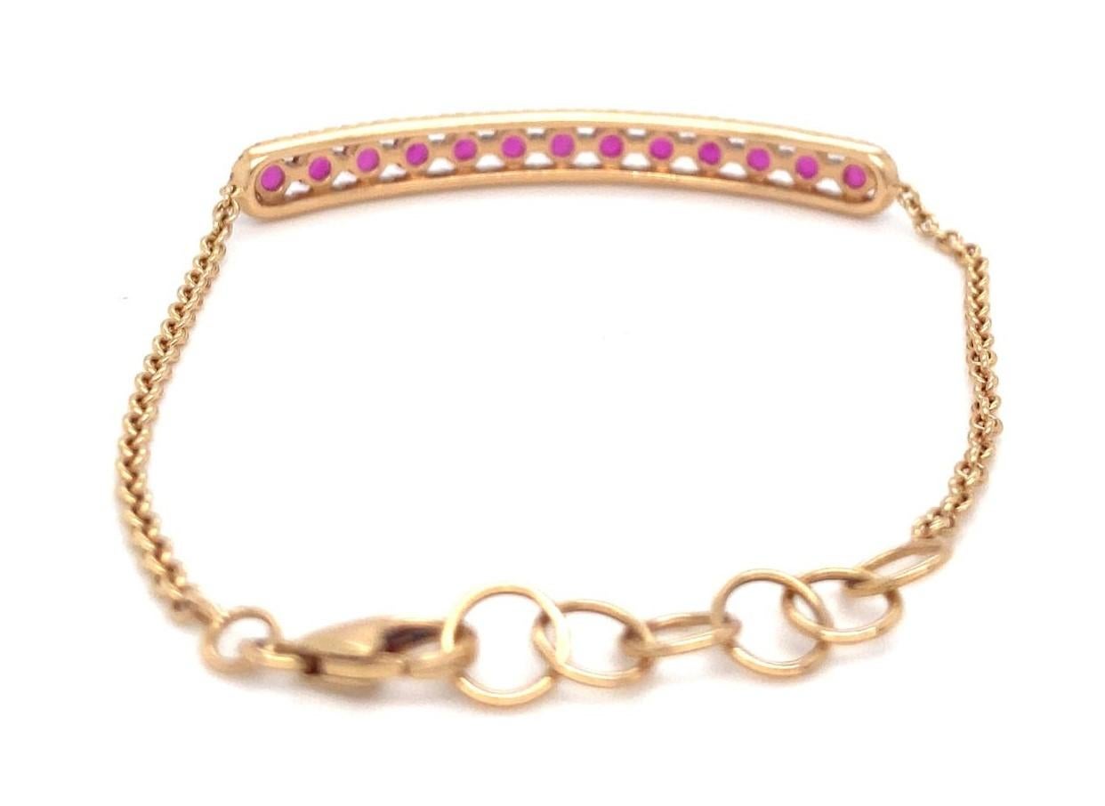 Comprend 13 pierres précieuses roses accentuées par des diamants sertis en canal
Serti en or jaune 18k
Poids brut : 5,50 grammes
Longueur : 7 pouces
État général : Très bon. Usure superficielle sous forme de légères rayures sur le dessous du