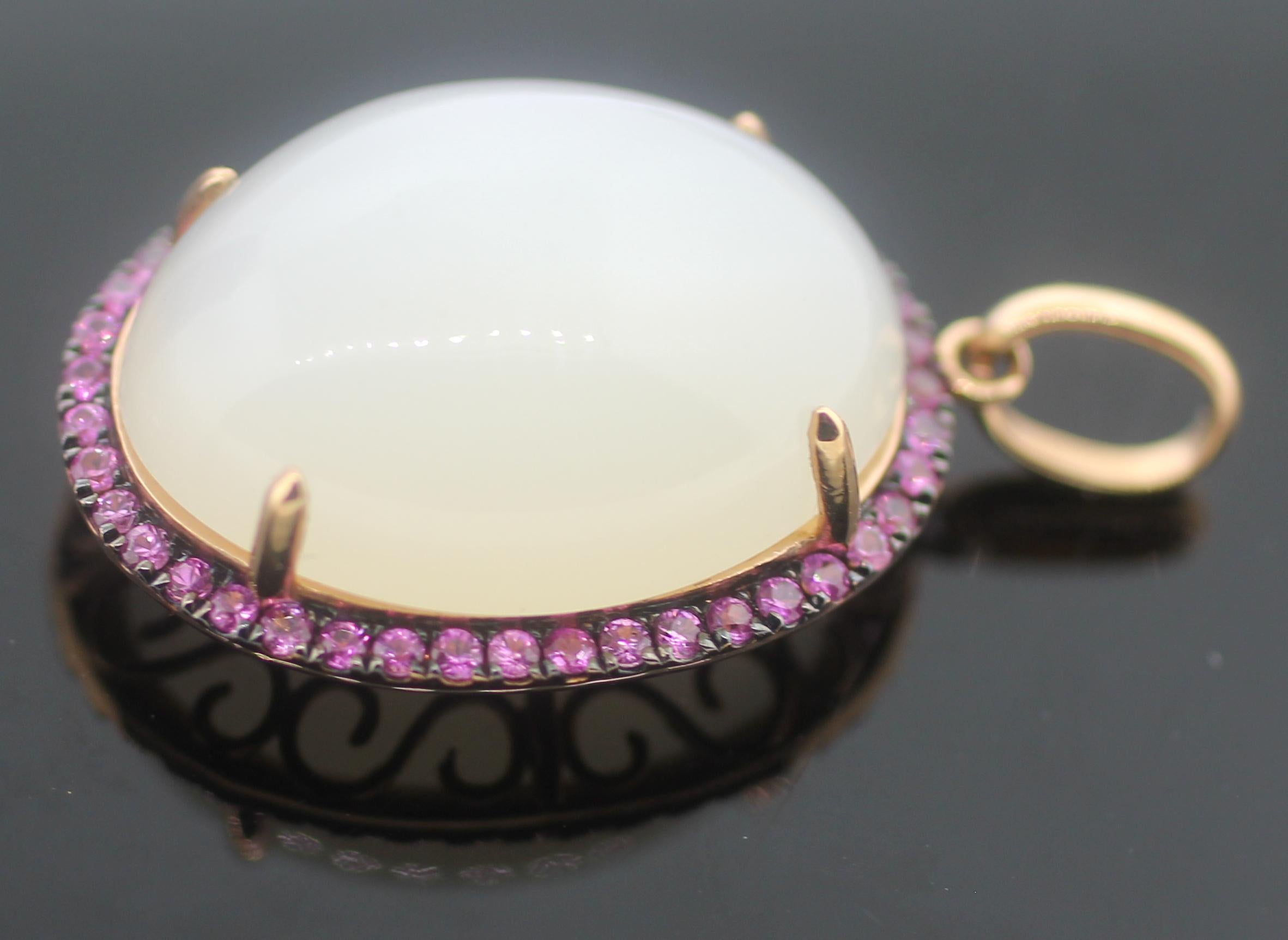Moderne Pendentif en or jaune 18 carats avec saphir rouge et pierre de lune en vente
