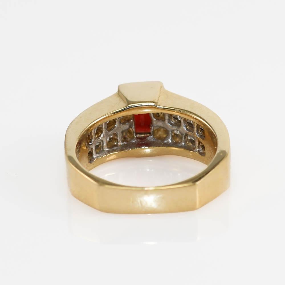 Anillo de oro amarillo de 18 quilates con diamante espinela roja,.75TDW, 7g
Anillo de mujer de espinela roja y diamantes en engaste de oro amarillo de 18k.
Lleva el sello de 18 quilates y pesa 7 gramos.
La espinela es una talla escalonada