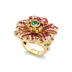Anello con fiore in oro giallo 18 carati, spinello rosso, tsavorite e diamante di Paula Crevoshay