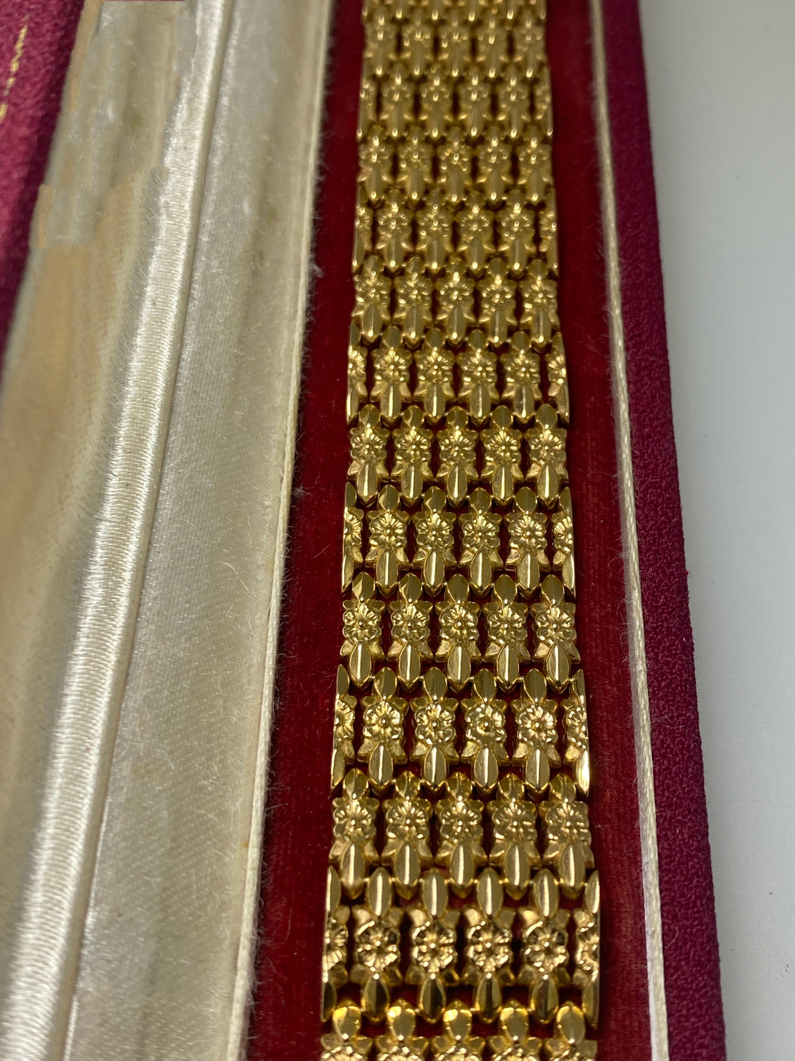 mit italienischer Herkunft
dieses wunderschöne Armband ist retro -
handgefertigt in den 1950er Jahren, 
jedoch unter bemerkenswerten Bedingungen 

Sorgfältig aus 18 Karat Gelbgold gefertigt, 
Das 5-reihige Gliederarmband ist mit einem wunderschönen