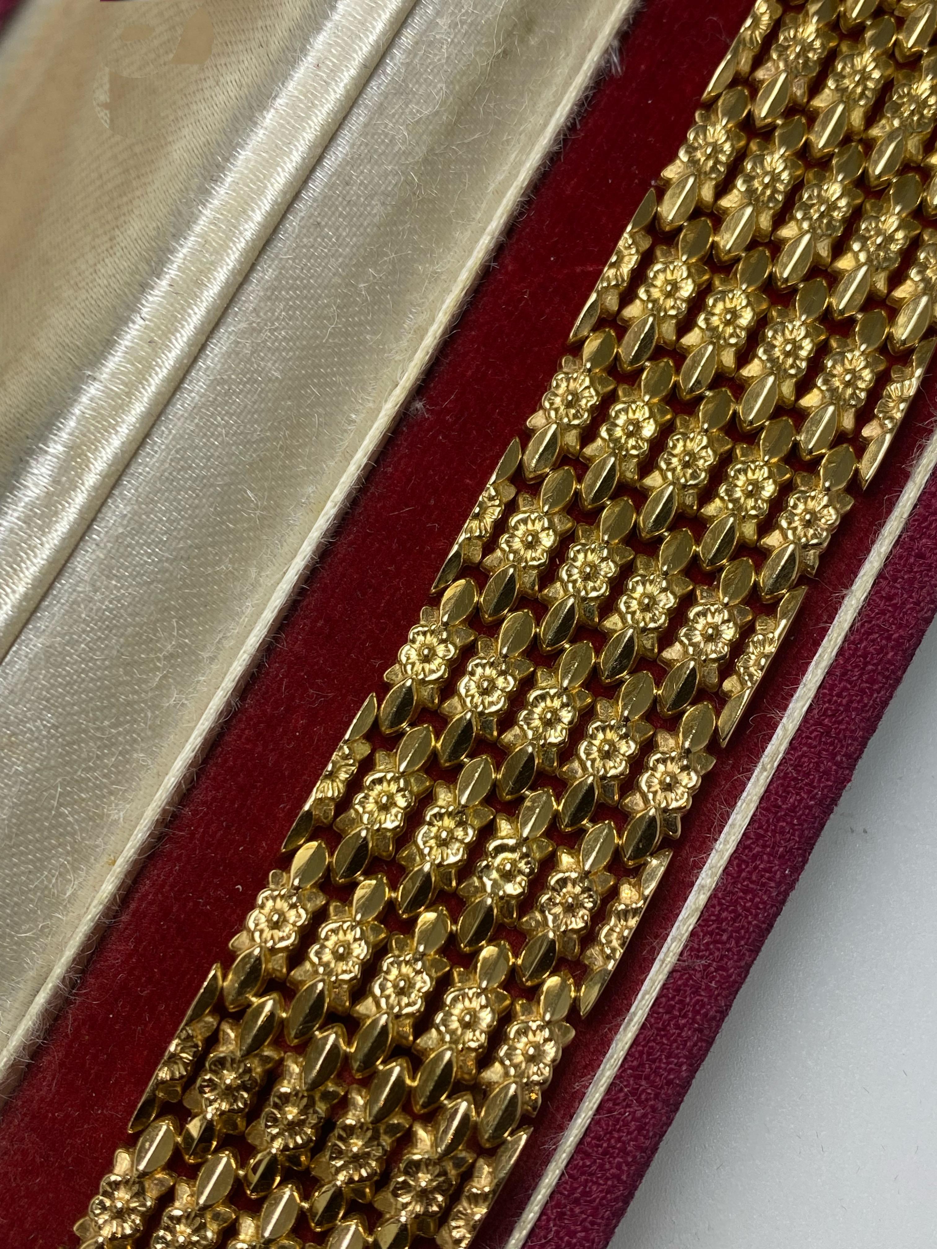 18K Yellow Gold Retro Embossed Floral Bracelet, Weight: 42.4gr. Italy c1950's In Excellent Condition For Sale In MELBOURNE, AU