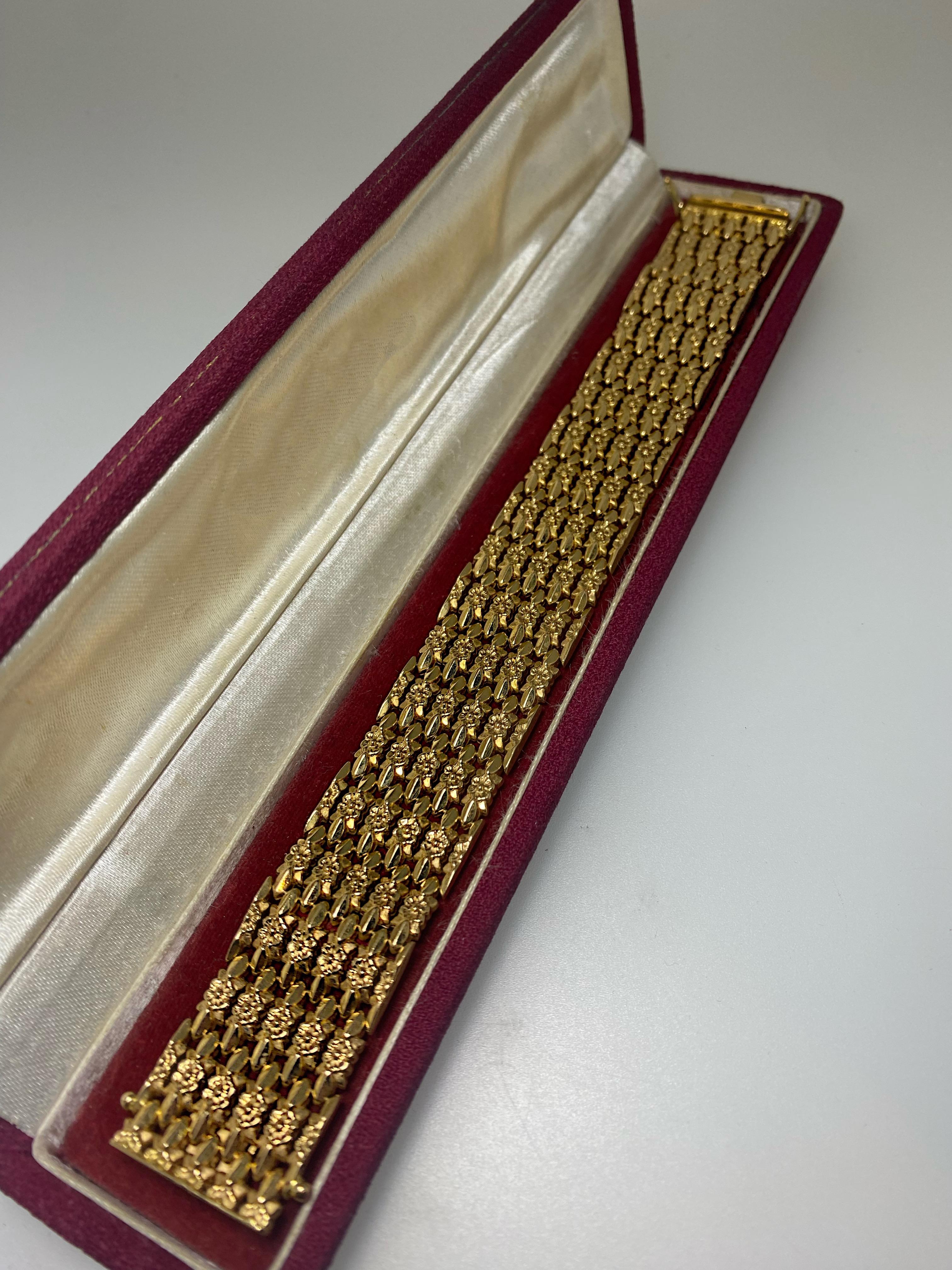18 Karat Gelbgold Retro-Armband mit Blumenprägung, Gewicht: 42.4 Karat. Italien um 1950er Jahre Damen im Angebot