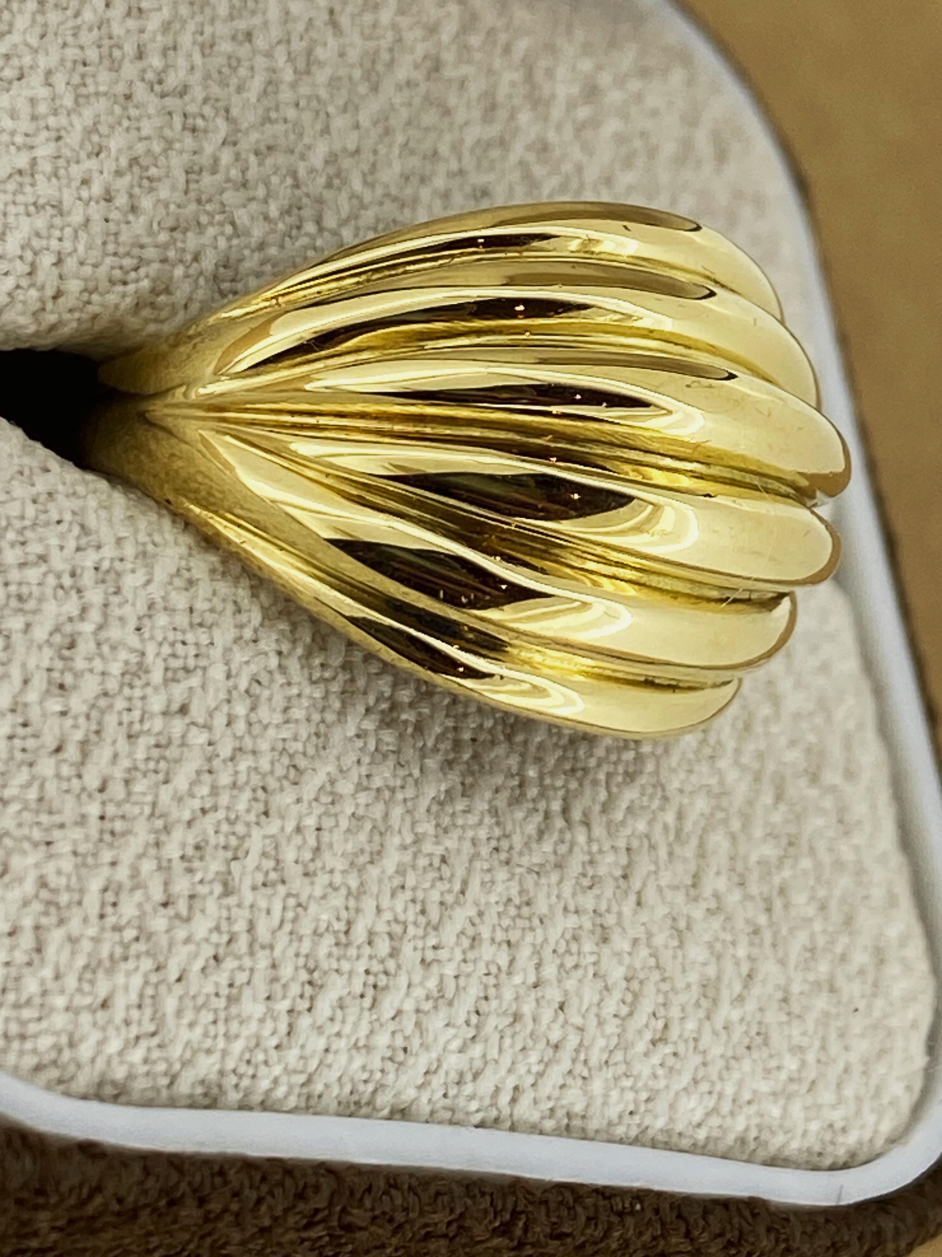 Questo superbo anello in stile Bombe ha un design senza tempo,  
modellato come una cupola con una sezione centrale
finemente dettagliato, misura 16 mm (dall'alto verso il basso)

Meticolosamente realizzato in oro giallo 18 carati (stampato)

Misura