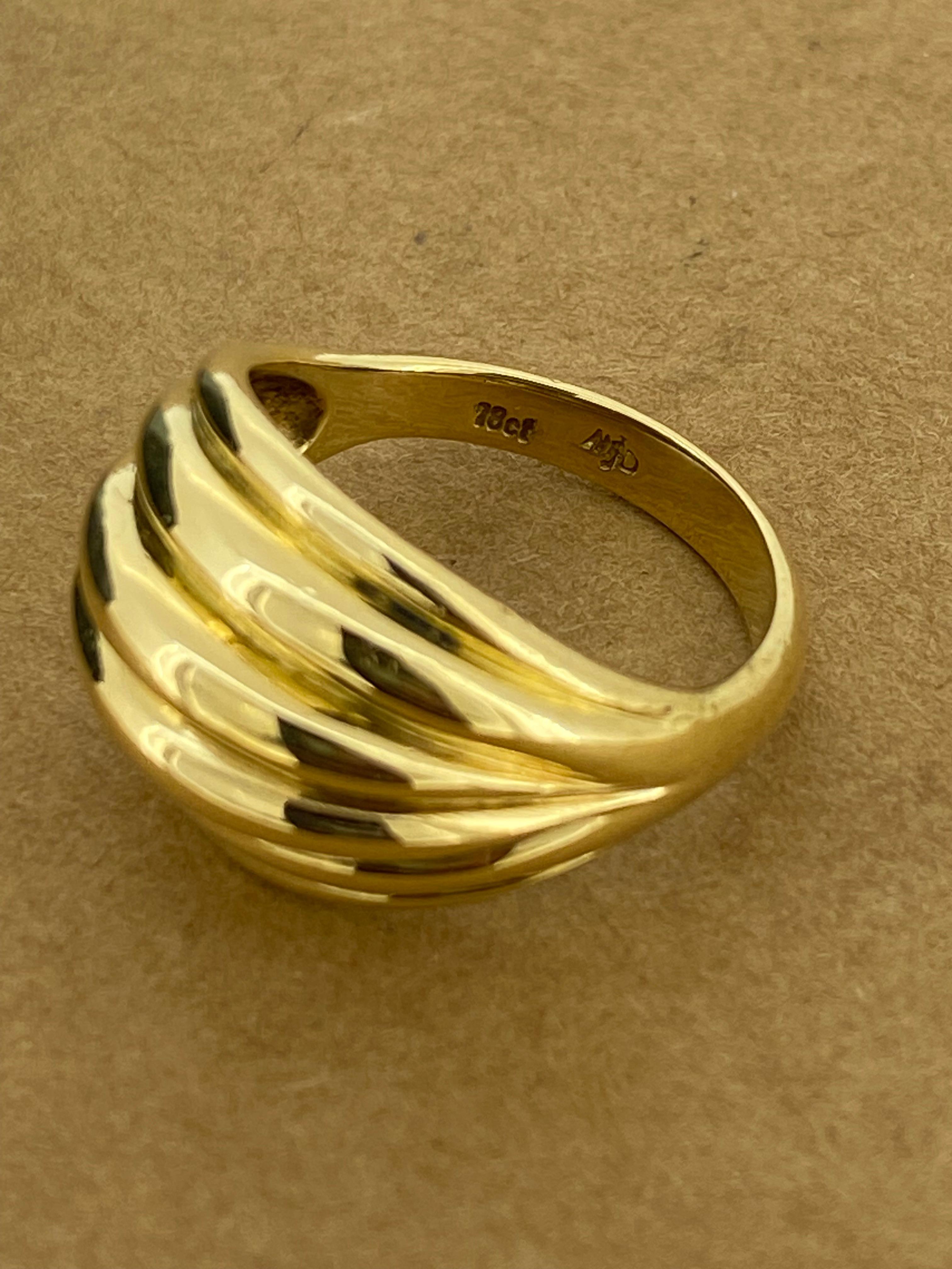 Anello da donna in oro giallo 18K Retro Bombé Dome Design, 8,2gr. in vendita 1