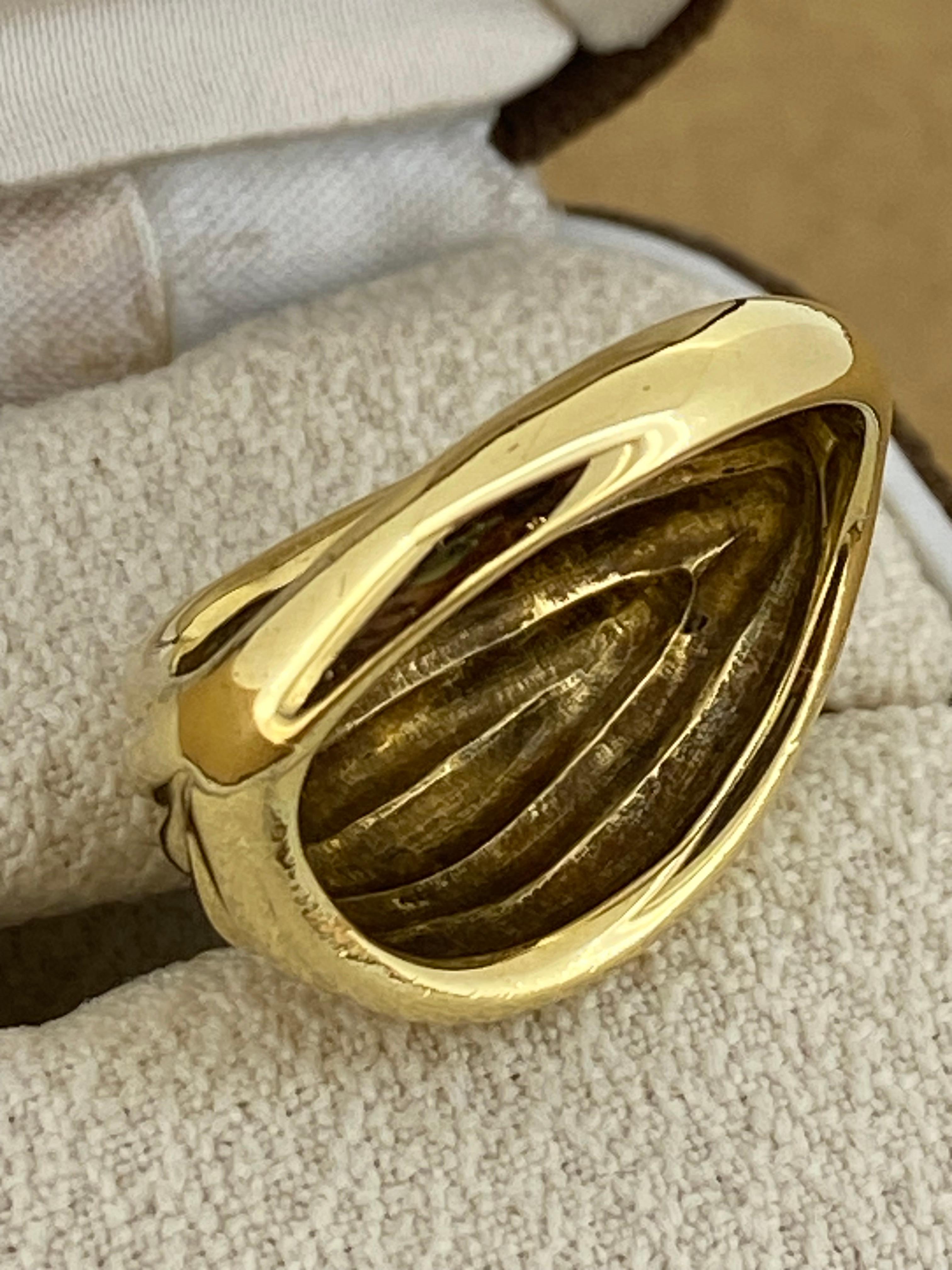 Anello da donna in oro giallo 18K Retro Bombé Dome Design, 8,2gr. in vendita 2